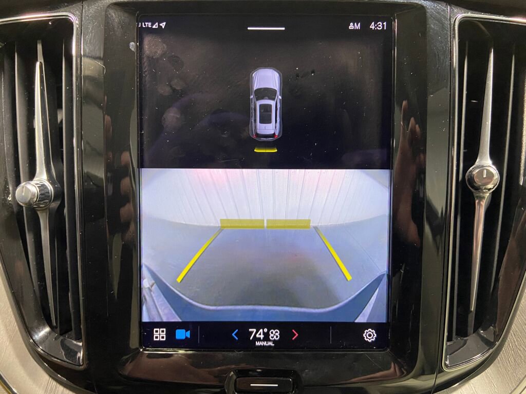 Used 2023 Volvo XC60 B5 Plus image 14