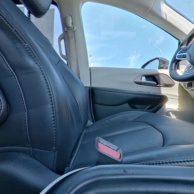 Used 2018 Chrysler Pacifica Touring-L FWD image 29