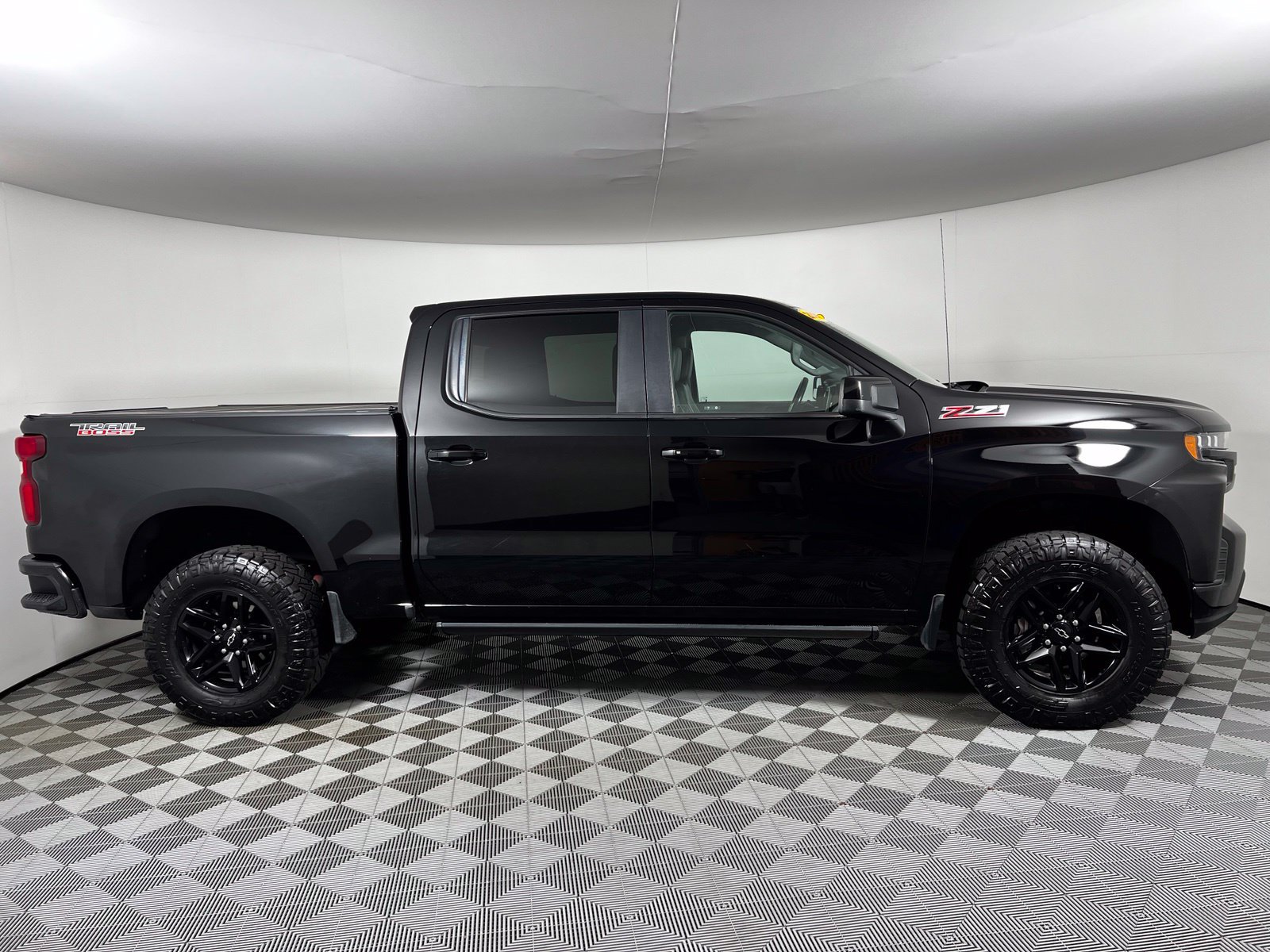 Used 2020 Chevrolet Silverado 1500 LT Trail Boss w/ Midnight Edition AWD/4WD image 4