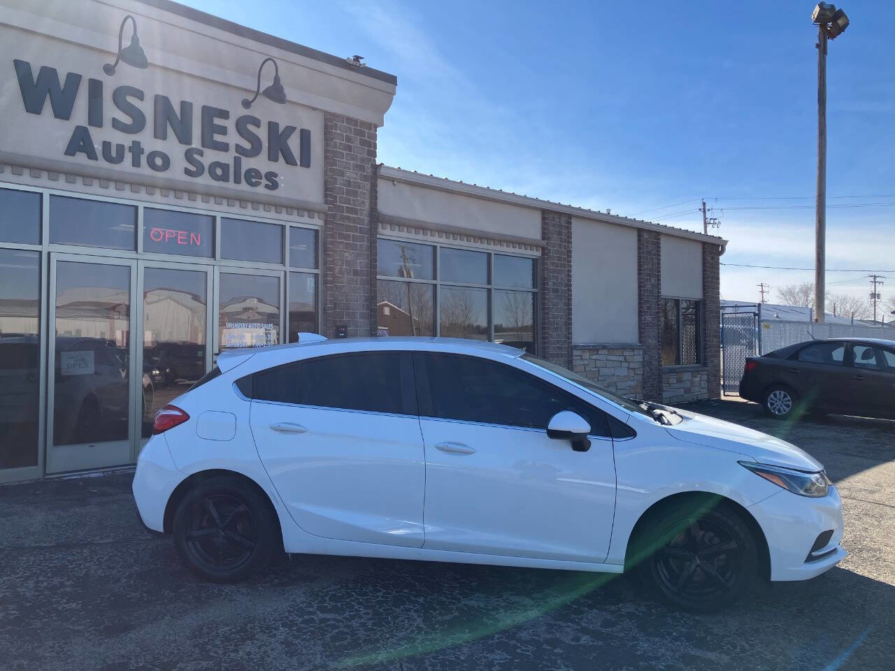 Used 2017 Chevrolet Cruze LT w/ Convenience Package FWD image 2