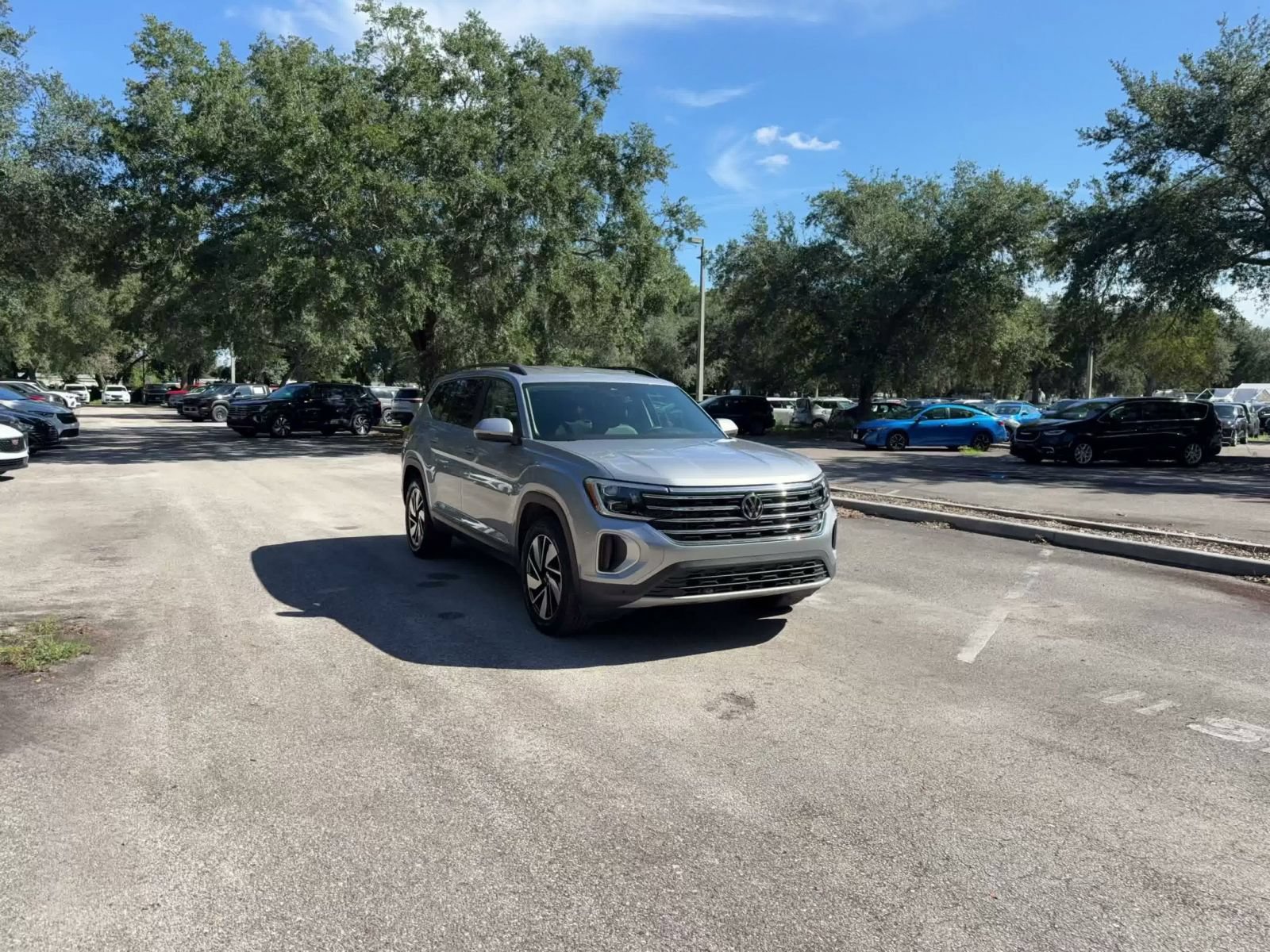 Used 2026 Volkswagen Atlas SE FWD image 3