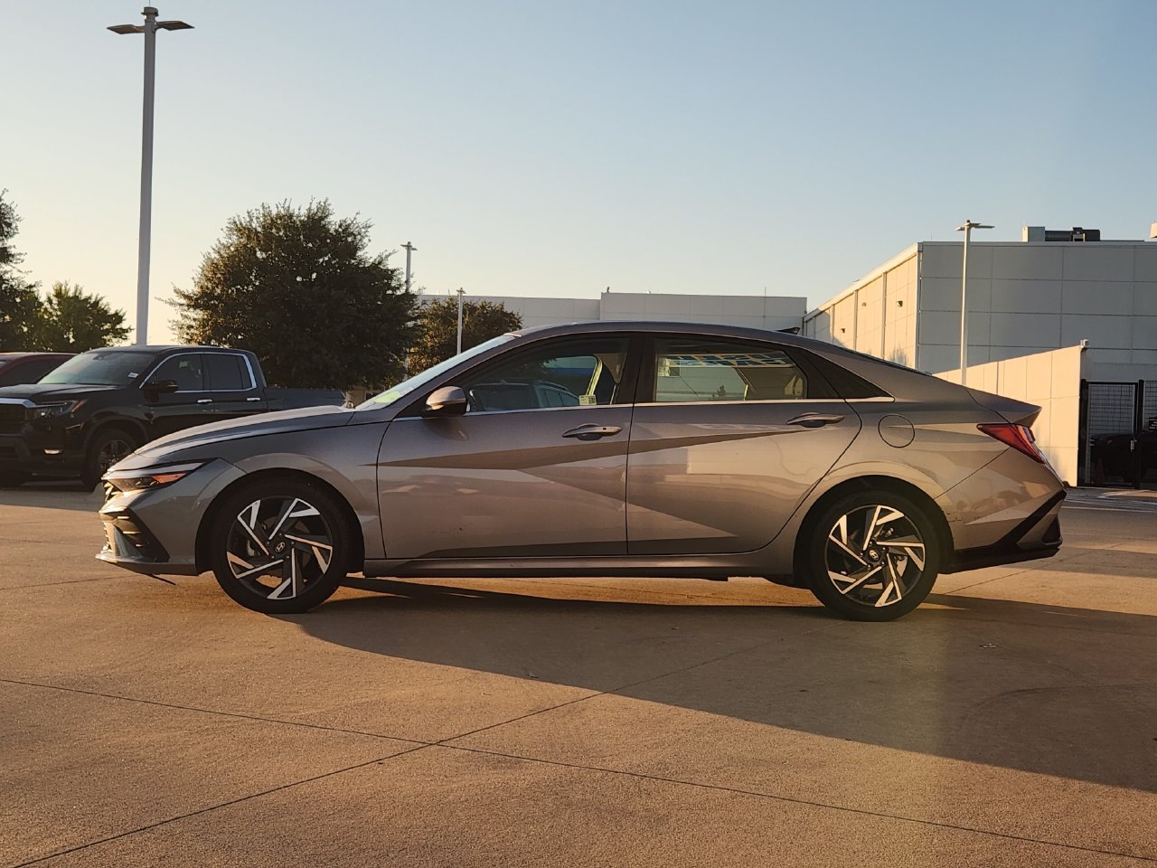 Used 2025 Hyundai Elantra SEL FWD image 4