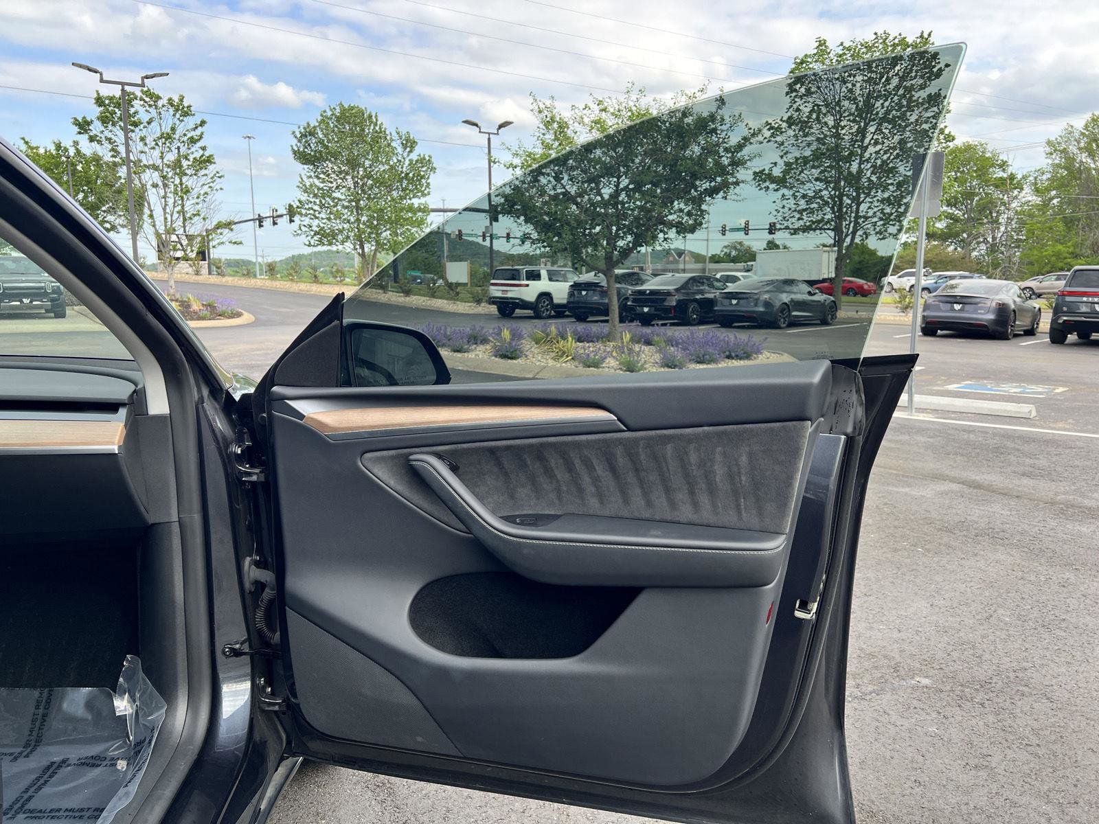 Used 2024 Tesla Model Y Long Range AWD/4WD image 11