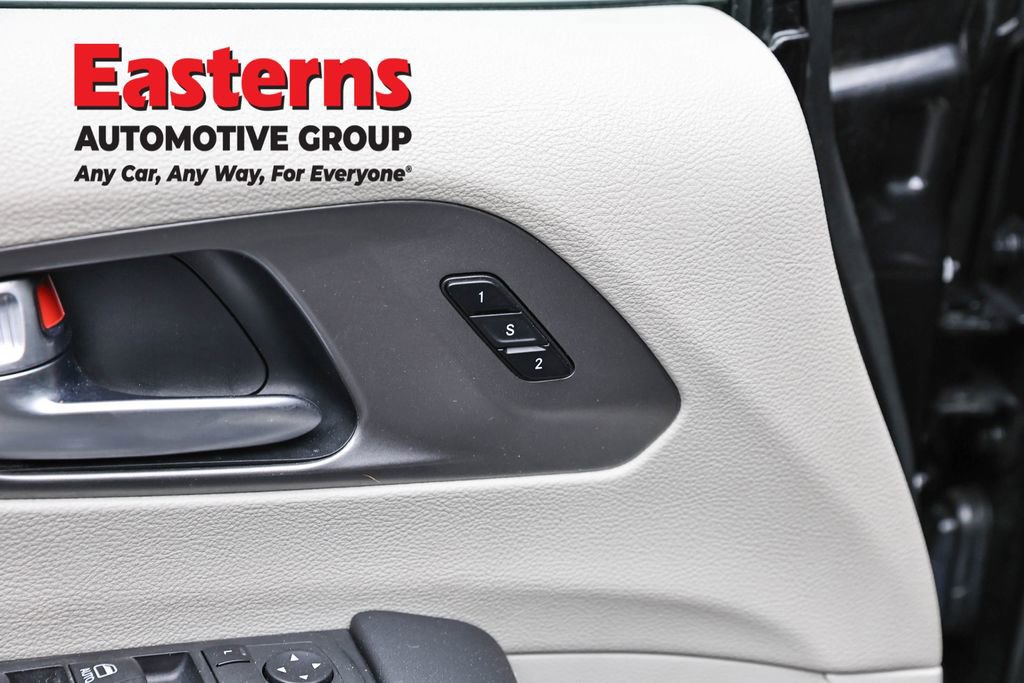 Used 2023 Chrysler Pacifica Touring-L FWD image 21
