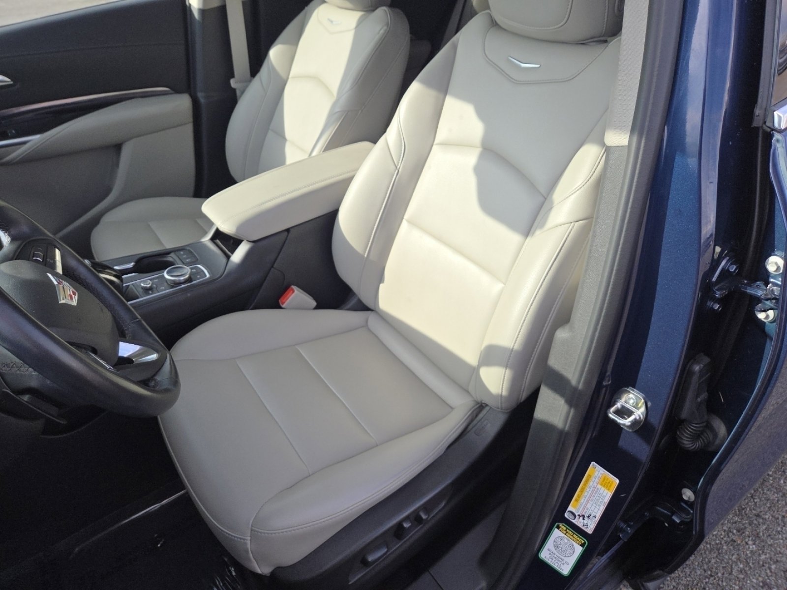 Used 2022 Cadillac XT4 Luxury w/ Cold Weather Package image 22