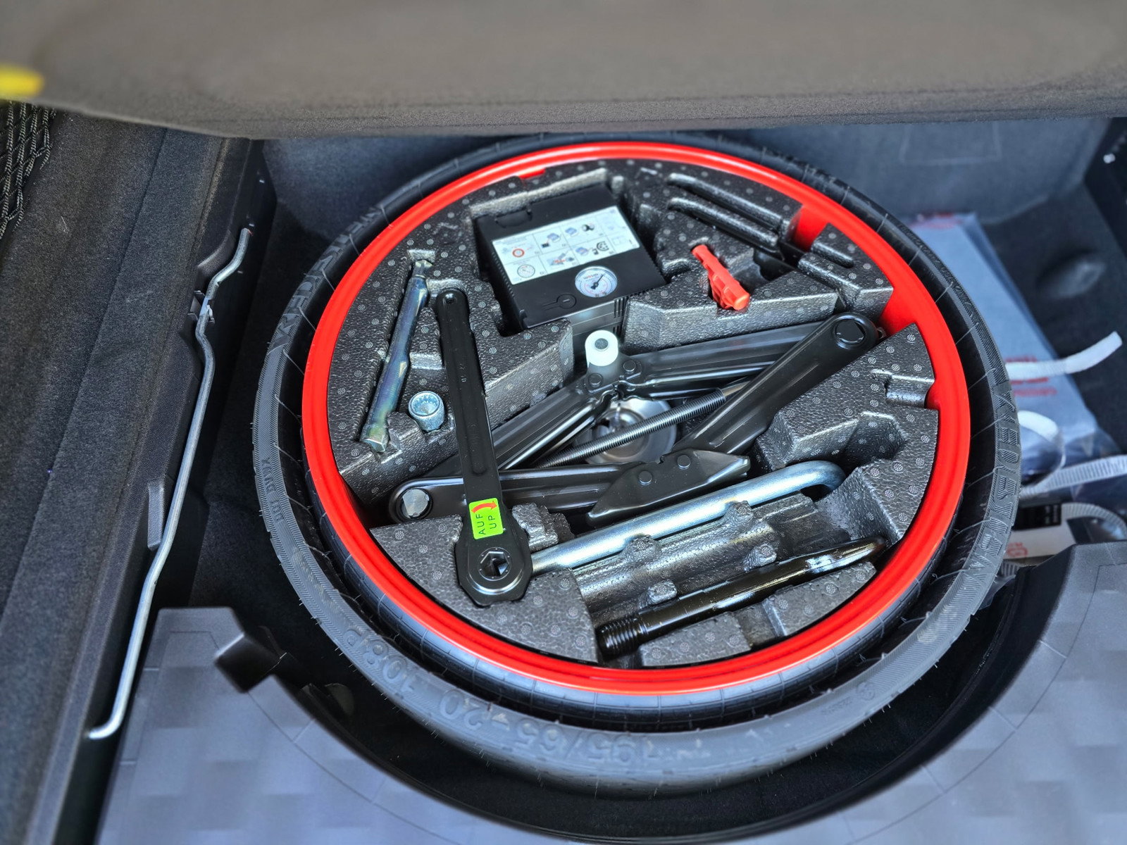 Used 2022 Porsche Cayenne Platinum Edition w/ Premium Package Plus image 40