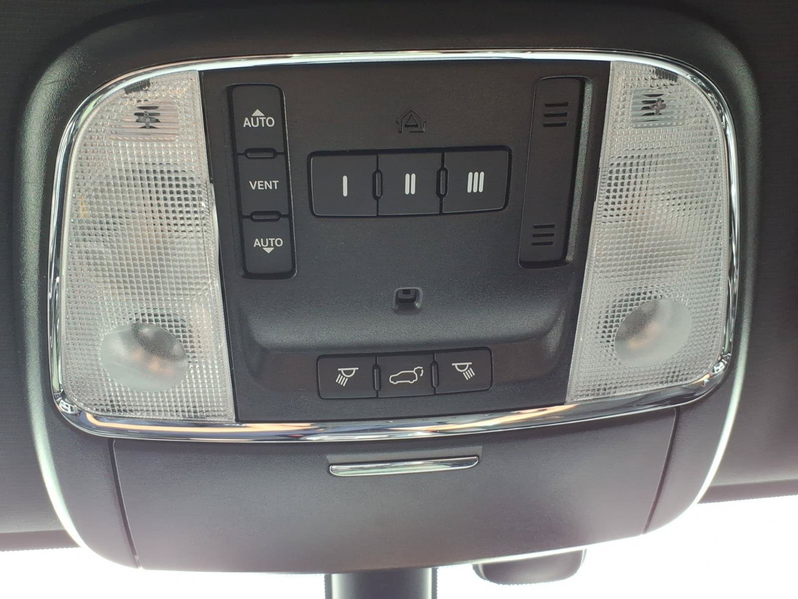 Used 2020 Jeep Grand Cherokee Altitude AWD/4WD image 19