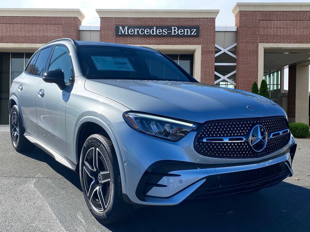 Used 2025 Mercedes-Benz GLC 300 4MATIC image 3