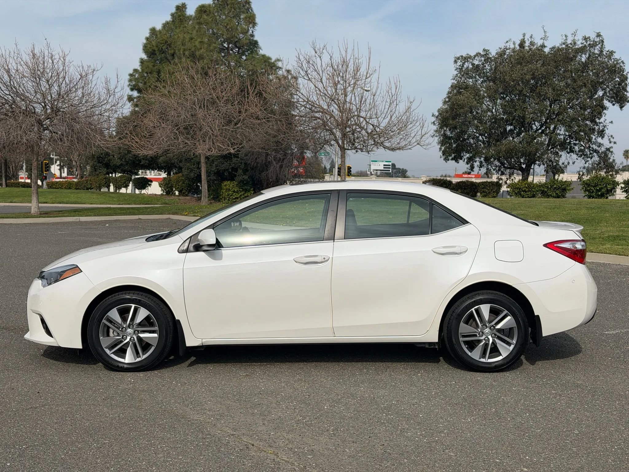 Used 2014 Toyota Corolla LE Premium image 2