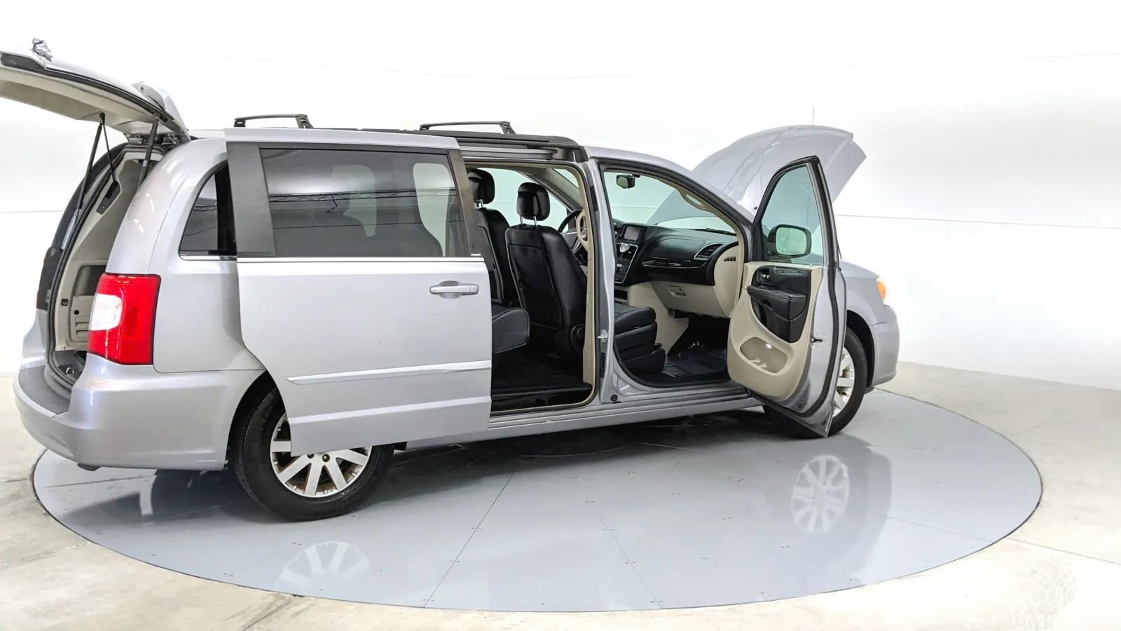 Used 2014 Chrysler Town & Country Touring image 33