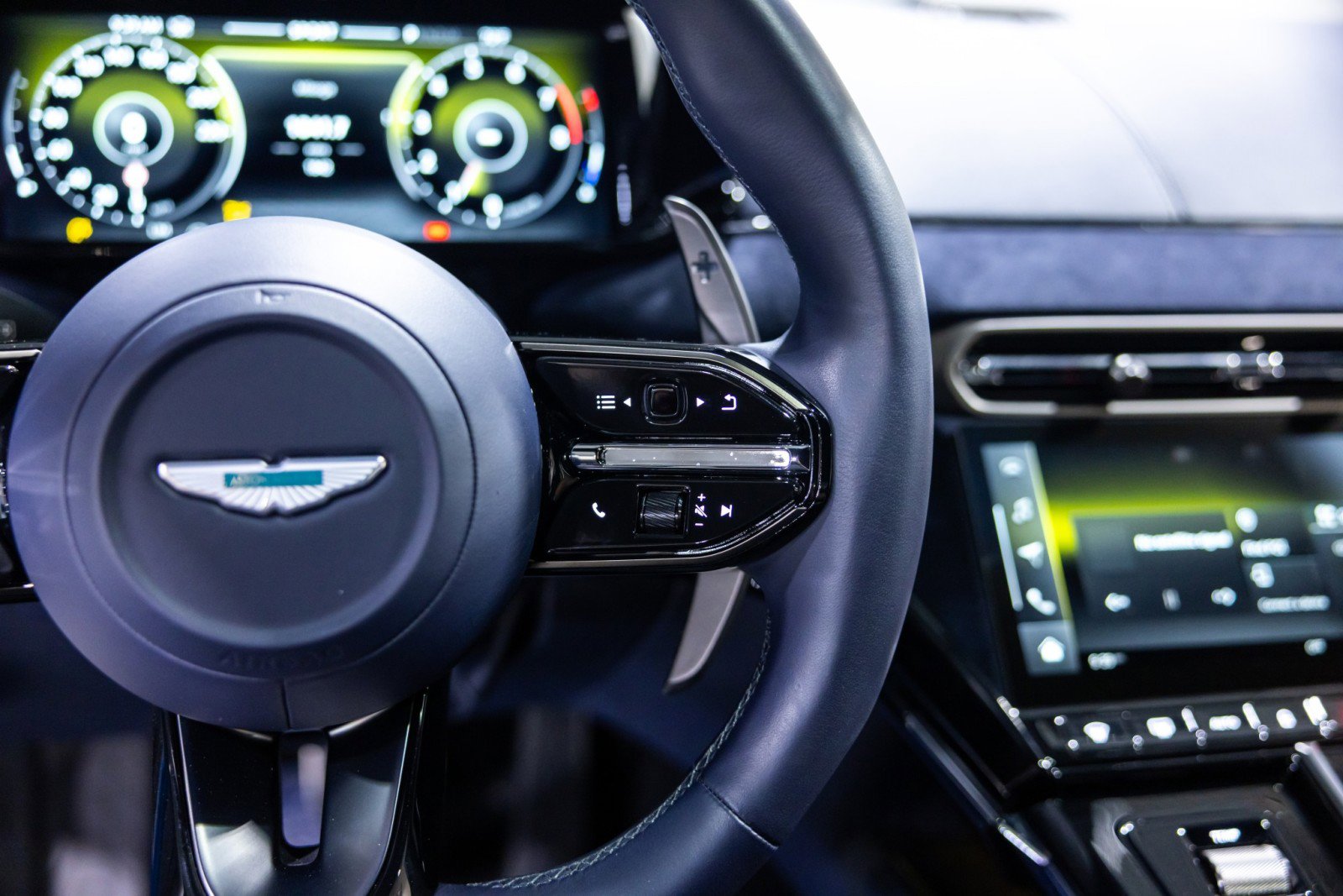 Used 2025 Aston Martin V8 Vantage Coupe image 38