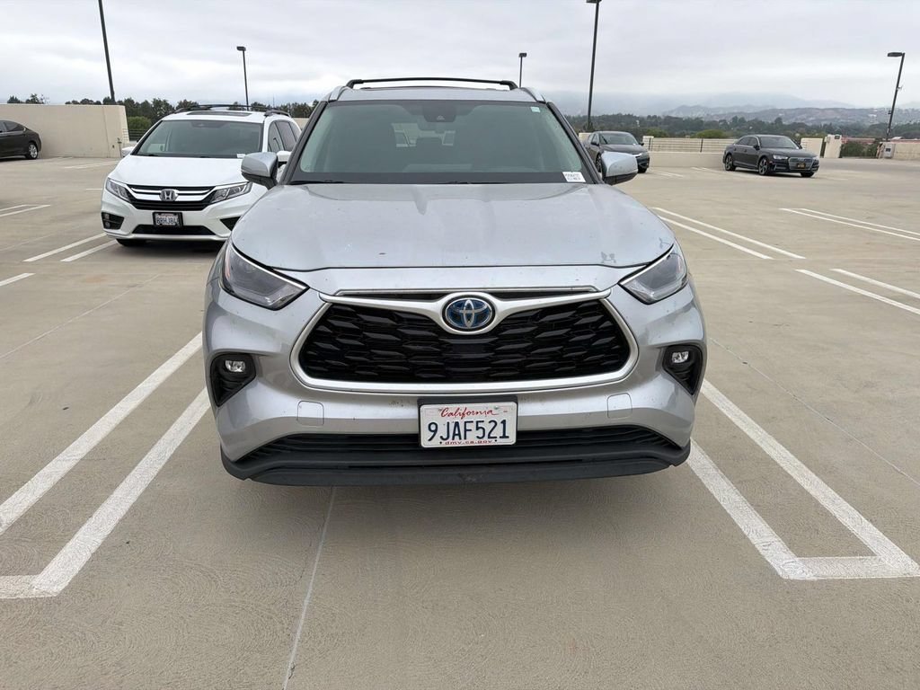 Used 2023 Toyota Highlander XLE AWD/4WD image 2