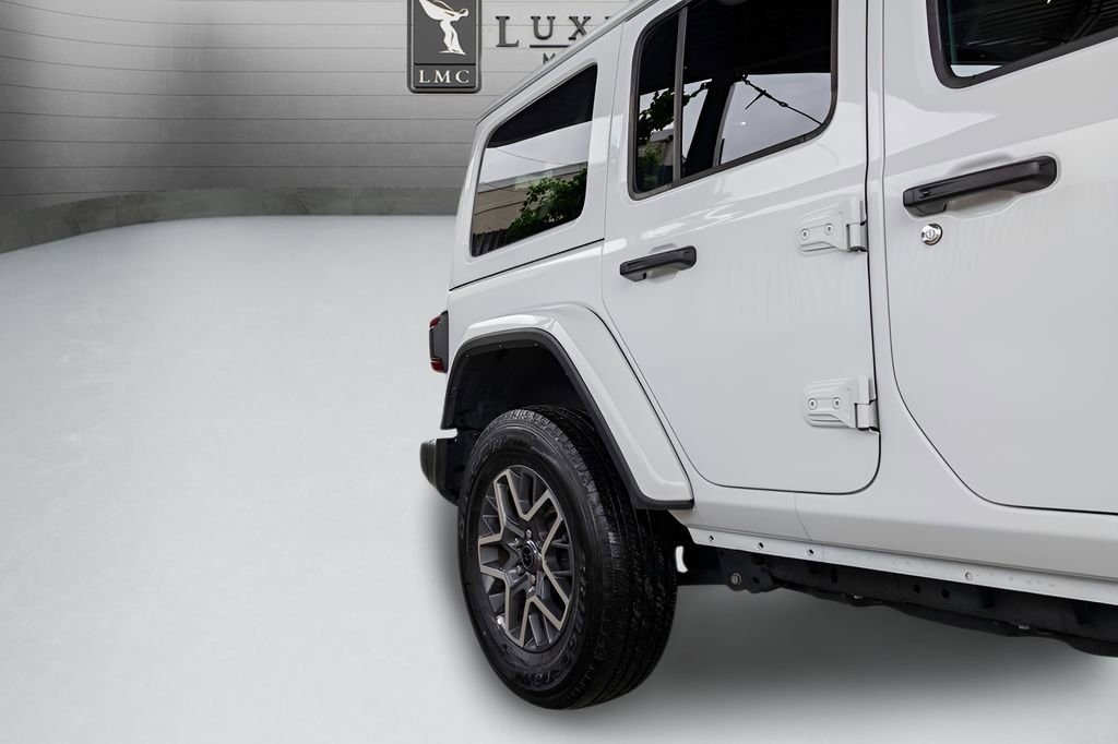 Used 2025 Jeep Wrangler Unlimited Sahara AWD/4WD image 16