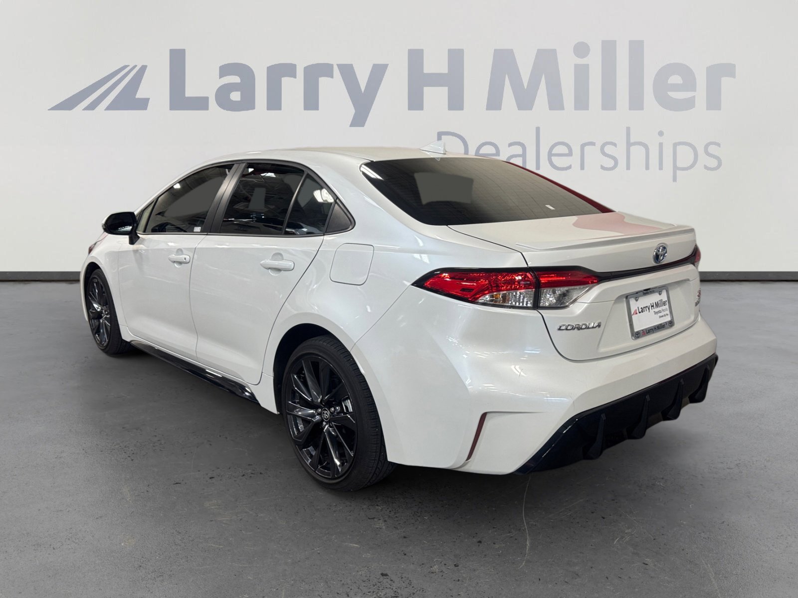Certified 2024 Toyota Corolla SE w/ SE Package image 3