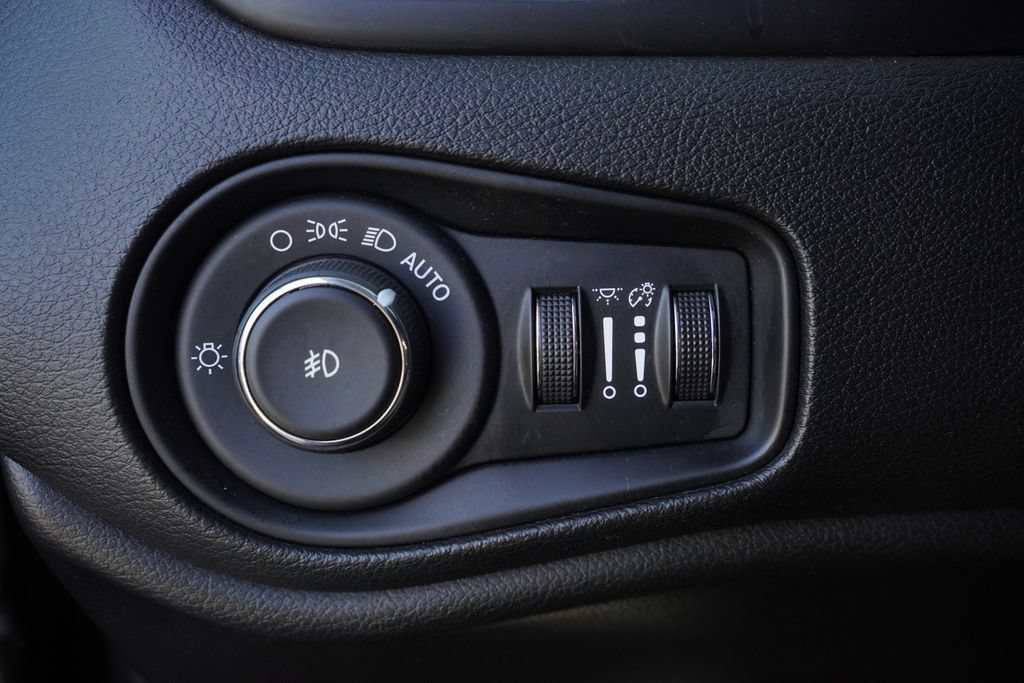 Certified 2017 Jeep Renegade Latitude AWD/4WD image 19