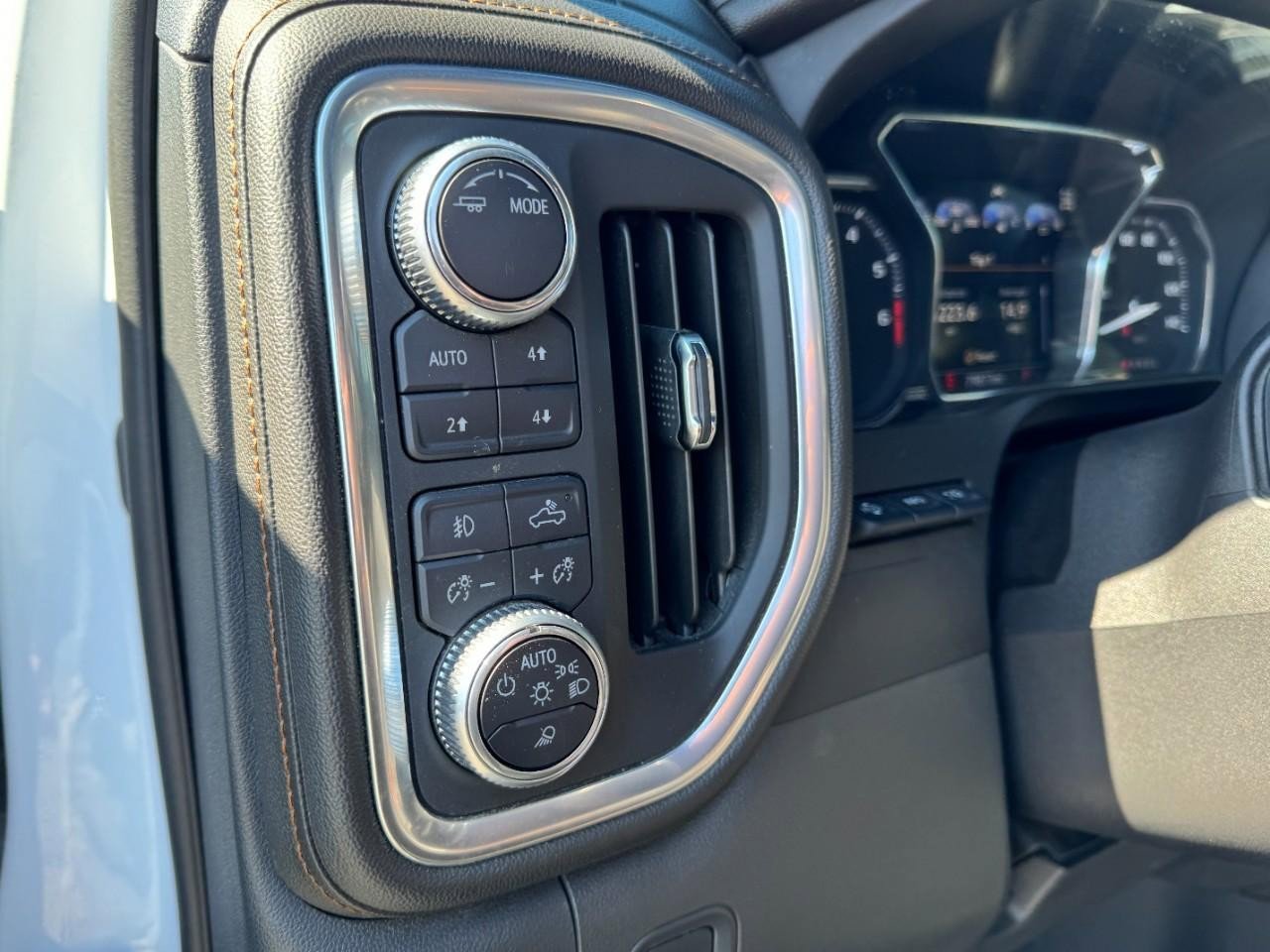 Used 2020 GMC Sierra 1500 AT4 w/ Off-Road Performance Package AWD/4WD image 13