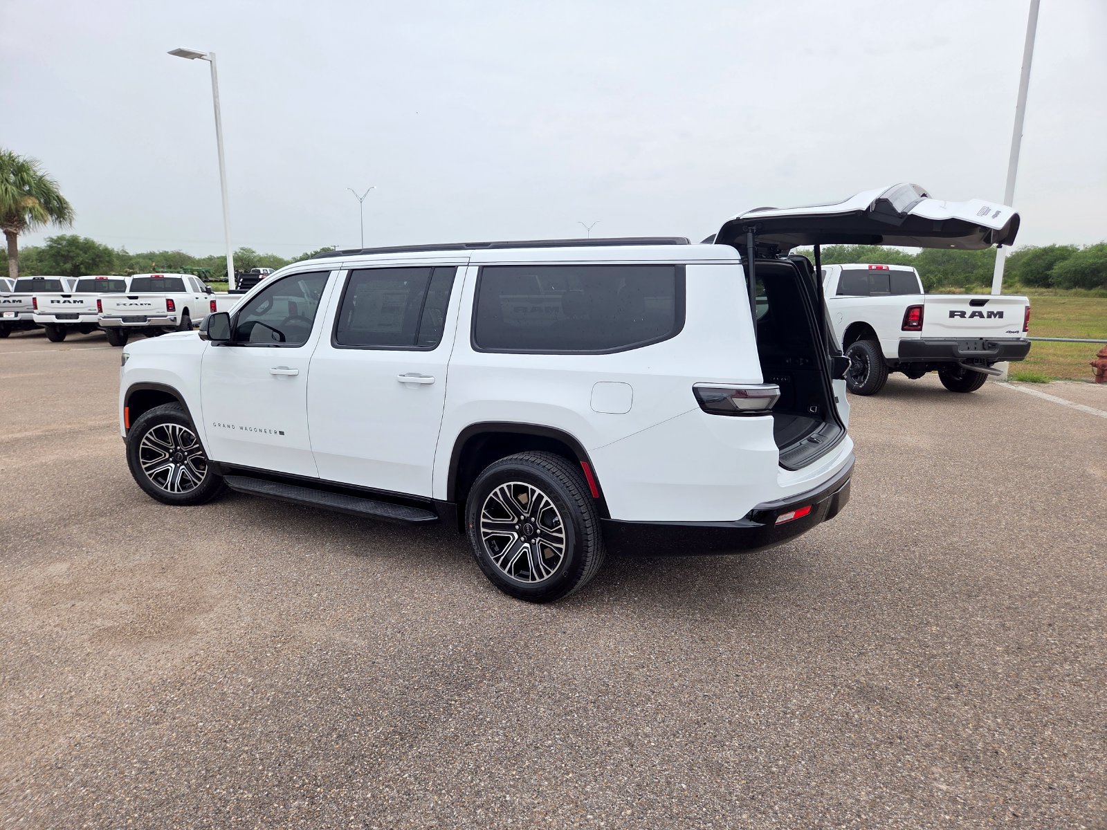 New 2026 Jeep Grand Wagoneer L 4WD w/ Premium Group I image 27