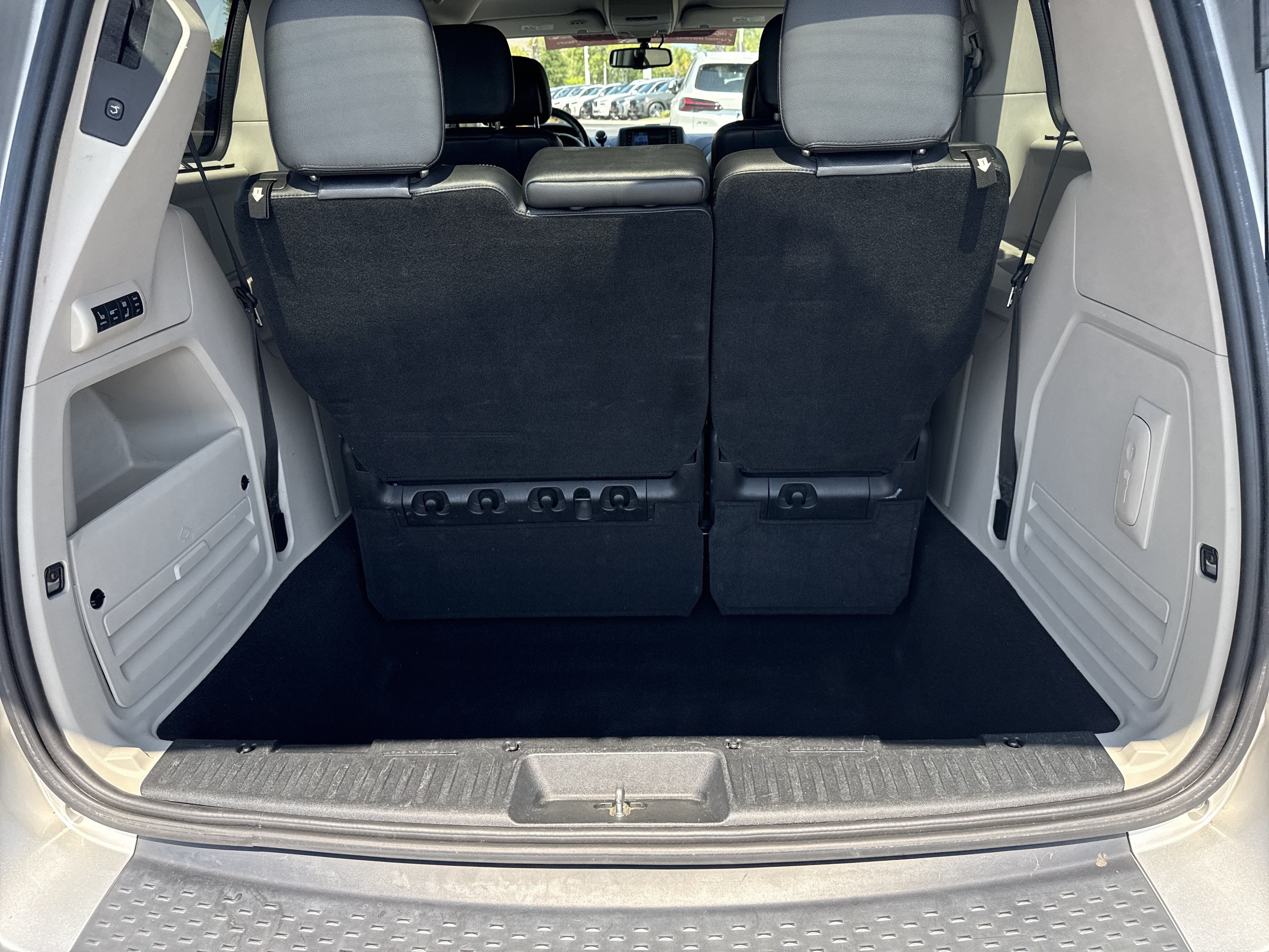 Used 2011 Chrysler Town & Country Touring-L w/ Entertainment Group #2 FWD image 31