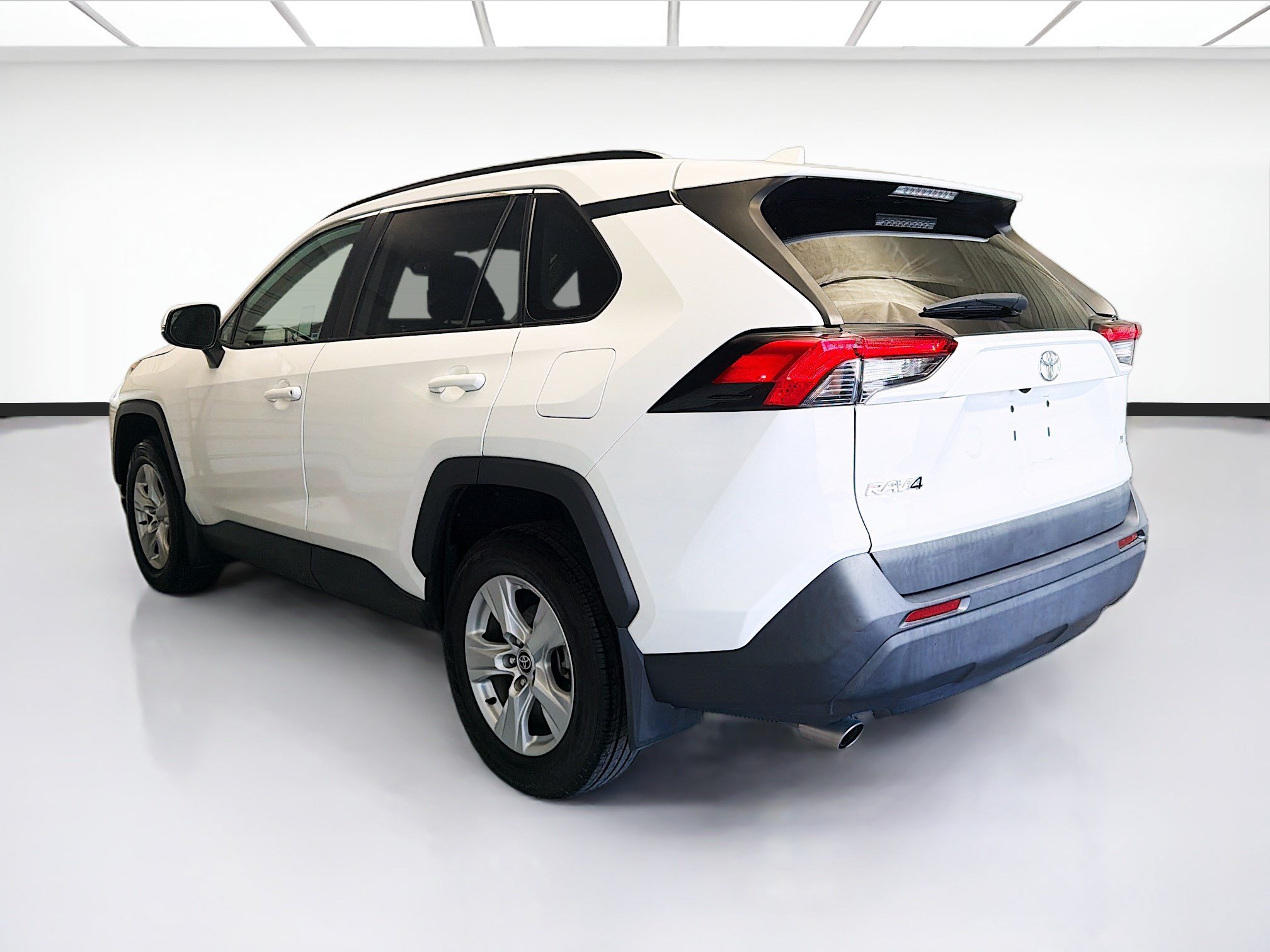 Used 2021 Toyota RAV4 XLE w/ Carpet Mat Package (TMS) FWD image 6