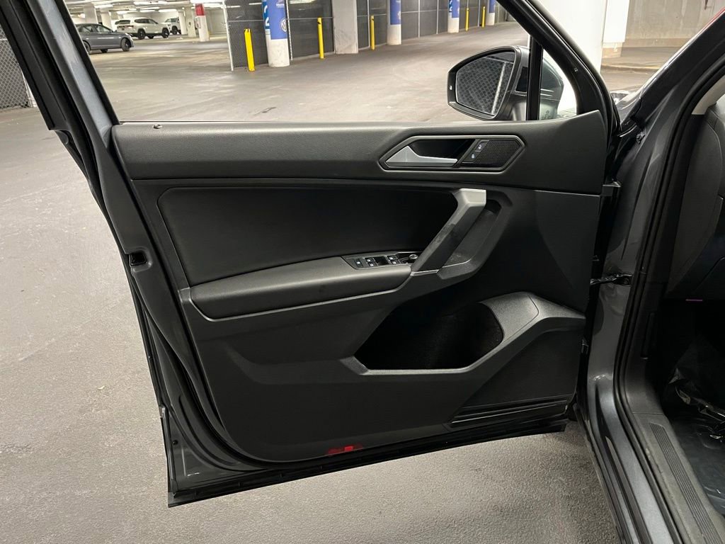 Used 2020 Volkswagen Tiguan SE w/ Panoramic Sunroof Package image 17
