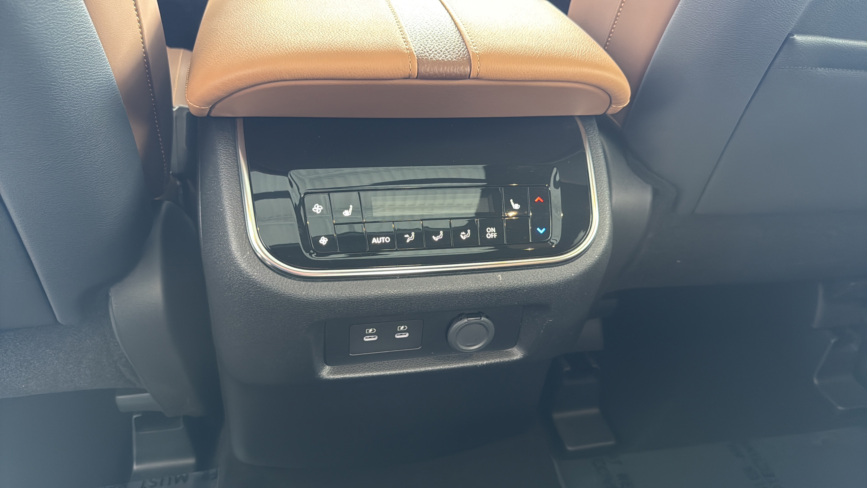 Used 2025 Nissan Armada Platinum Reserve w/ Convenience Package RWD image 29