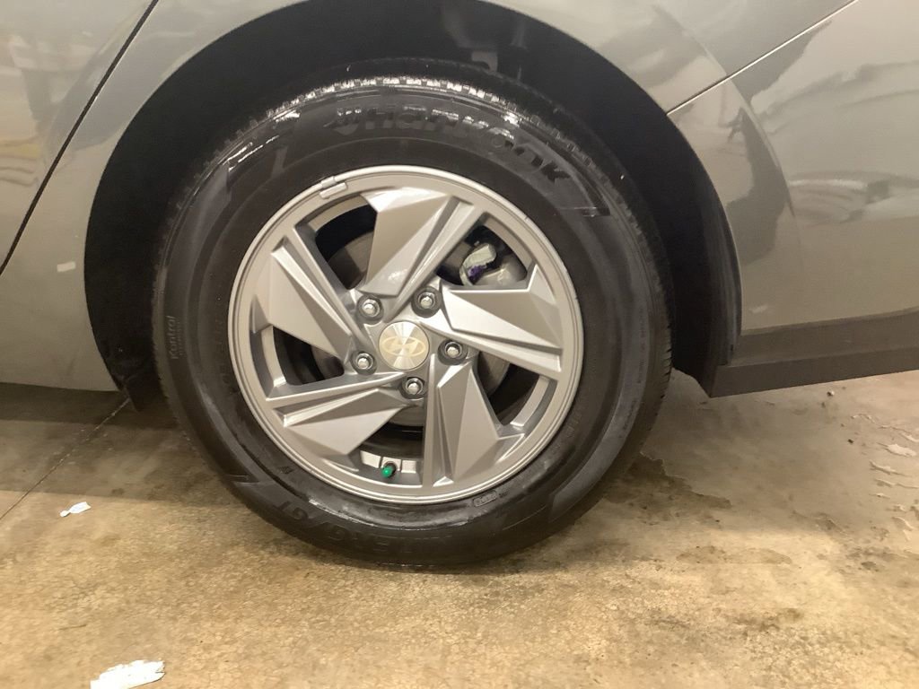 Used 2024 Hyundai Elantra SE FWD image 21