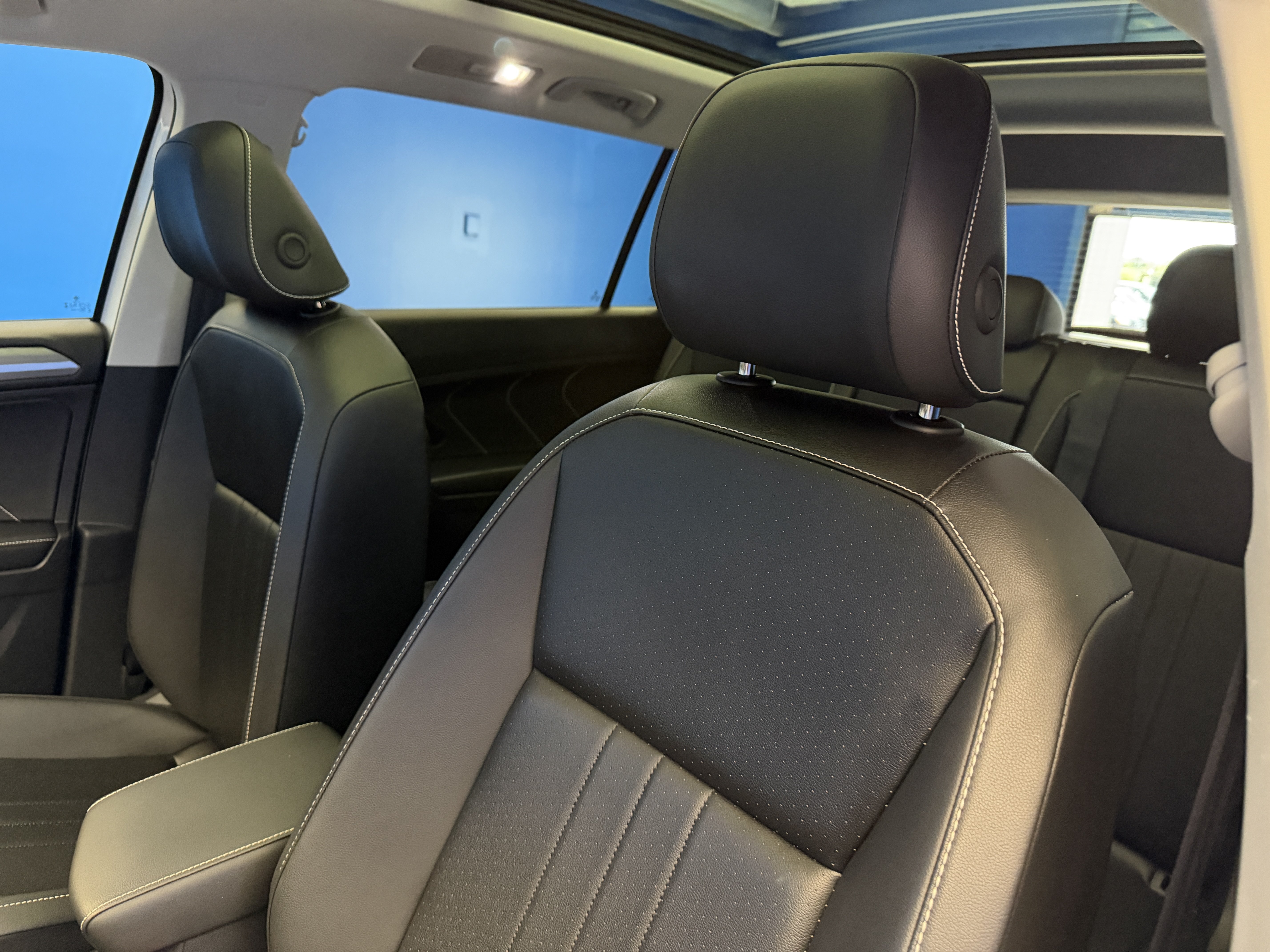 Used 2024 Volkswagen Tiguan SE w/ Panoramic Sunroof Package FWD image 17