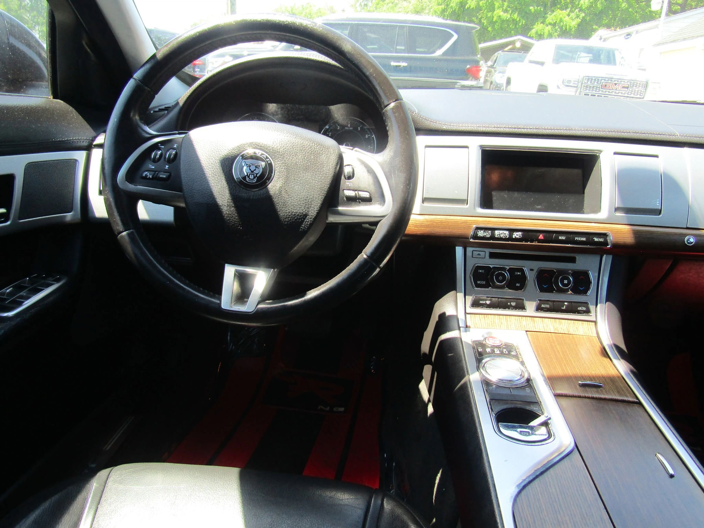Used 2014 Jaguar XF RWD image 13
