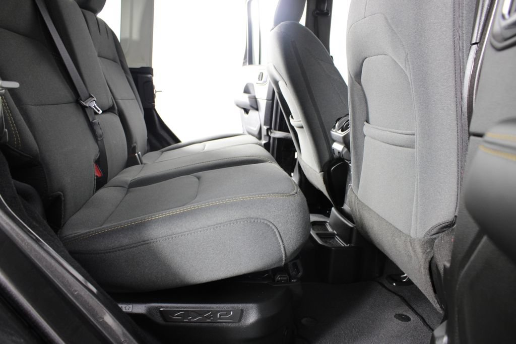 Used 2025 Jeep Wrangler Unlimited Sahara AWD/4WD image 18