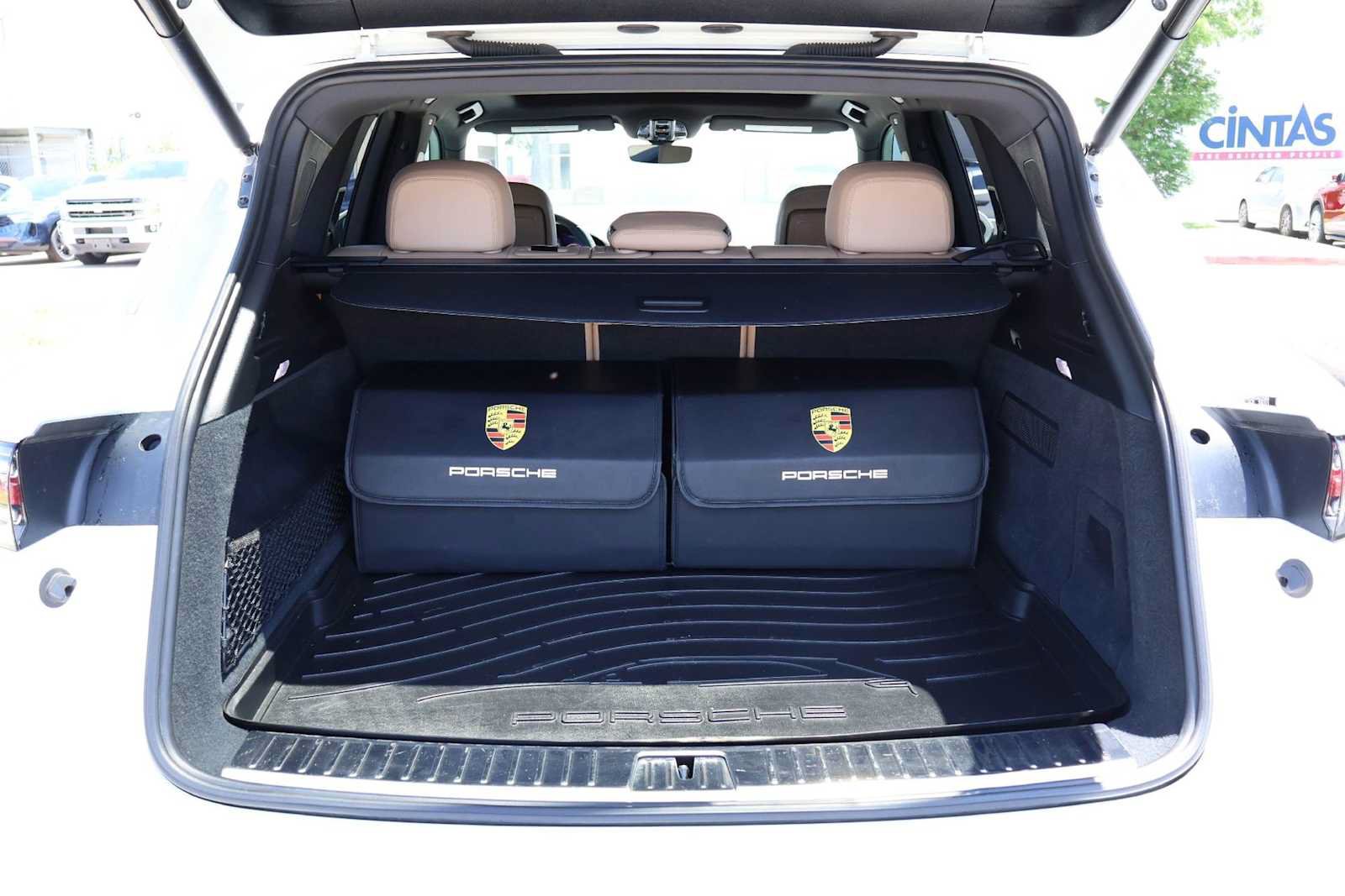 Used 2022 Porsche Cayenne AWD/4WD image 18