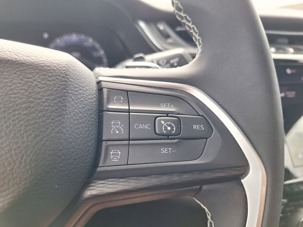 Used 2025 Jeep Grand Cherokee L Laredo image 14