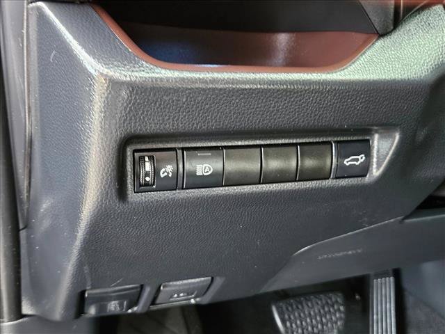 Used 2019 Toyota RAV4 Limited FWD image 29
