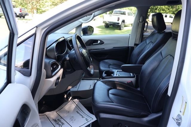 Used 2024 Chrysler Pacifica Touring-L FWD image 16