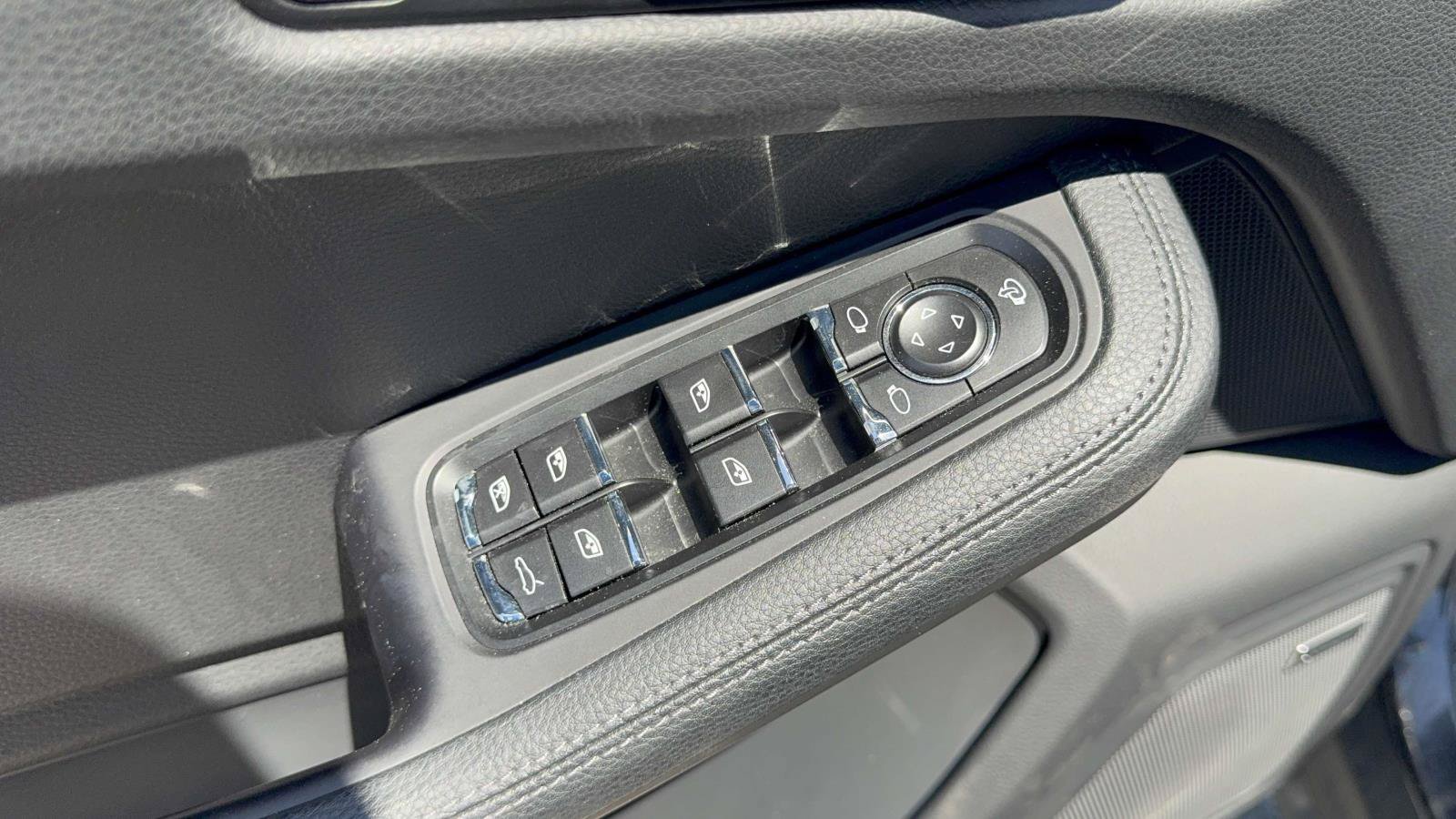 Used 2022 Porsche Macan w/ Premium Package Plus AWD/4WD image 24