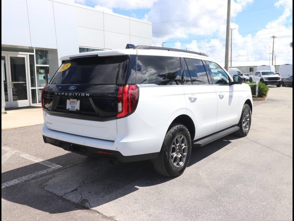 Used 2025 Ford Expedition Active RWD image 16