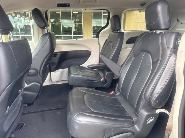 Used 2019 Chrysler Pacifica Touring-L FWD image 19