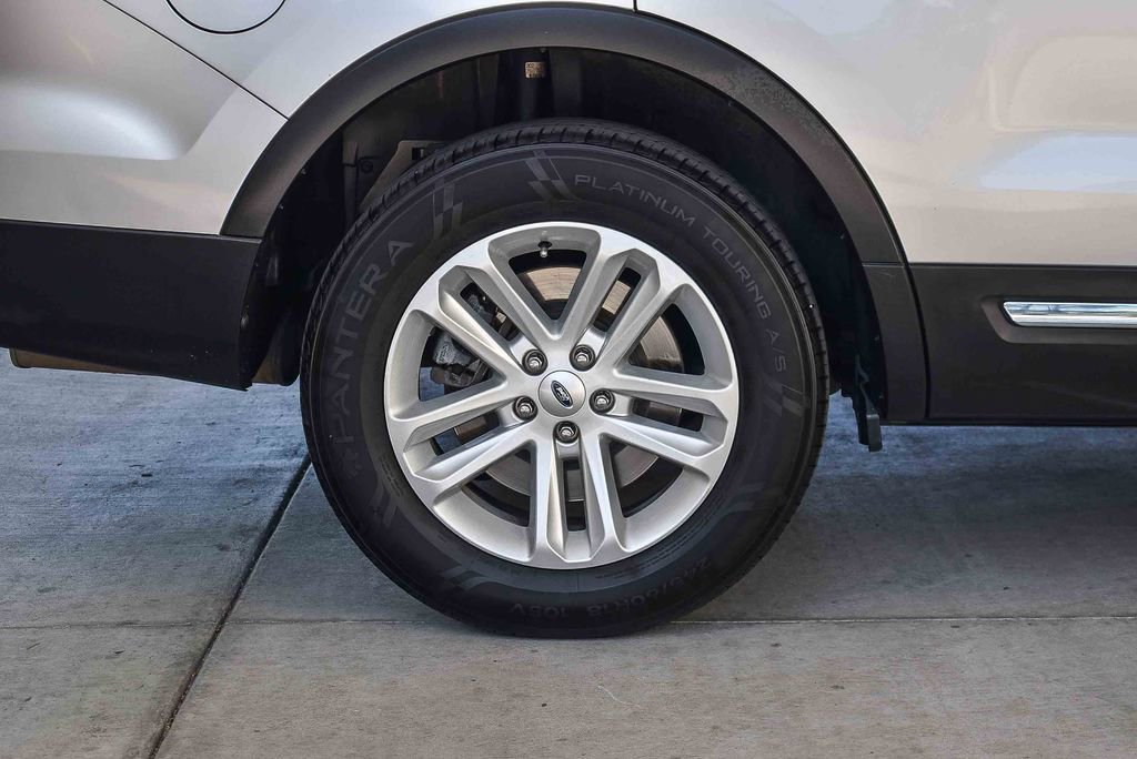 Used 2017 Ford Explorer XLT image 11