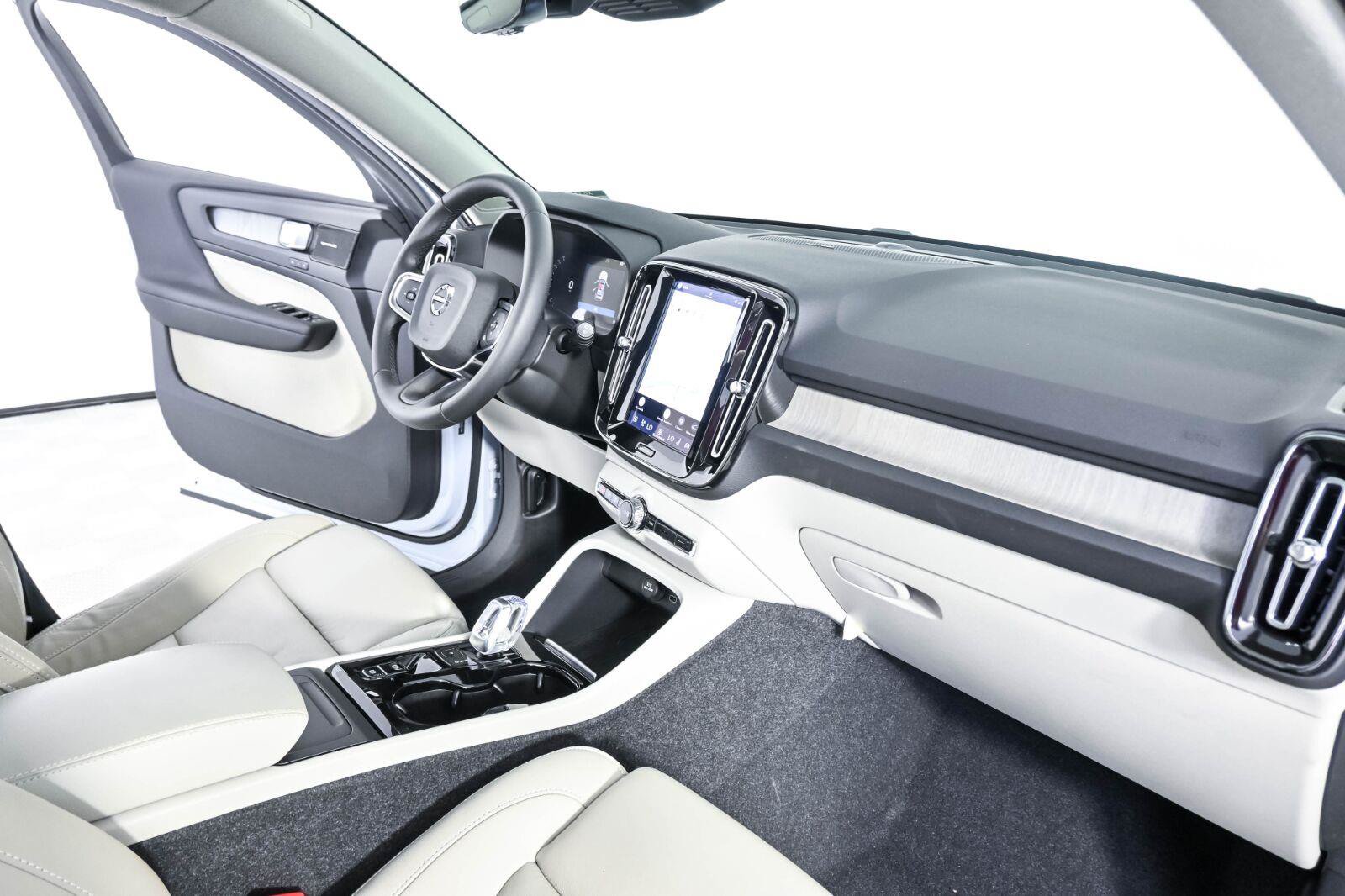 Certified 2024 Volvo XC40 B5 Plus w/ Protection Package Premier AWD/4WD image 23
