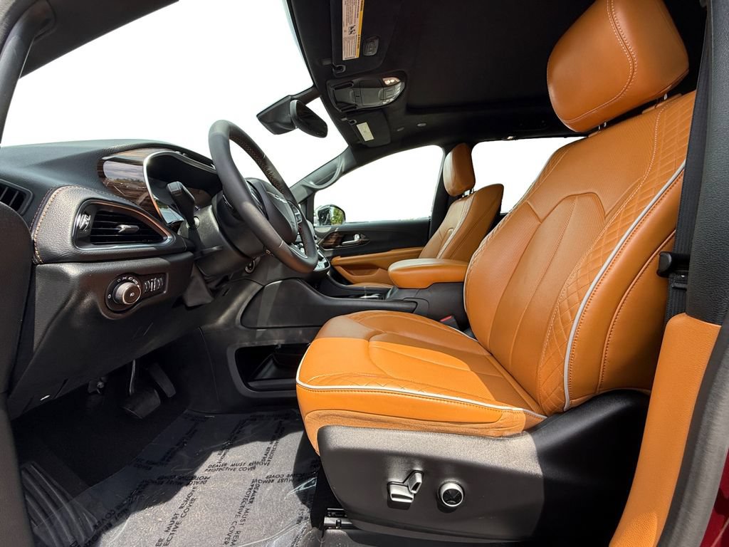 Used 2023 Chrysler Pacifica Pinnacle FWD image 9