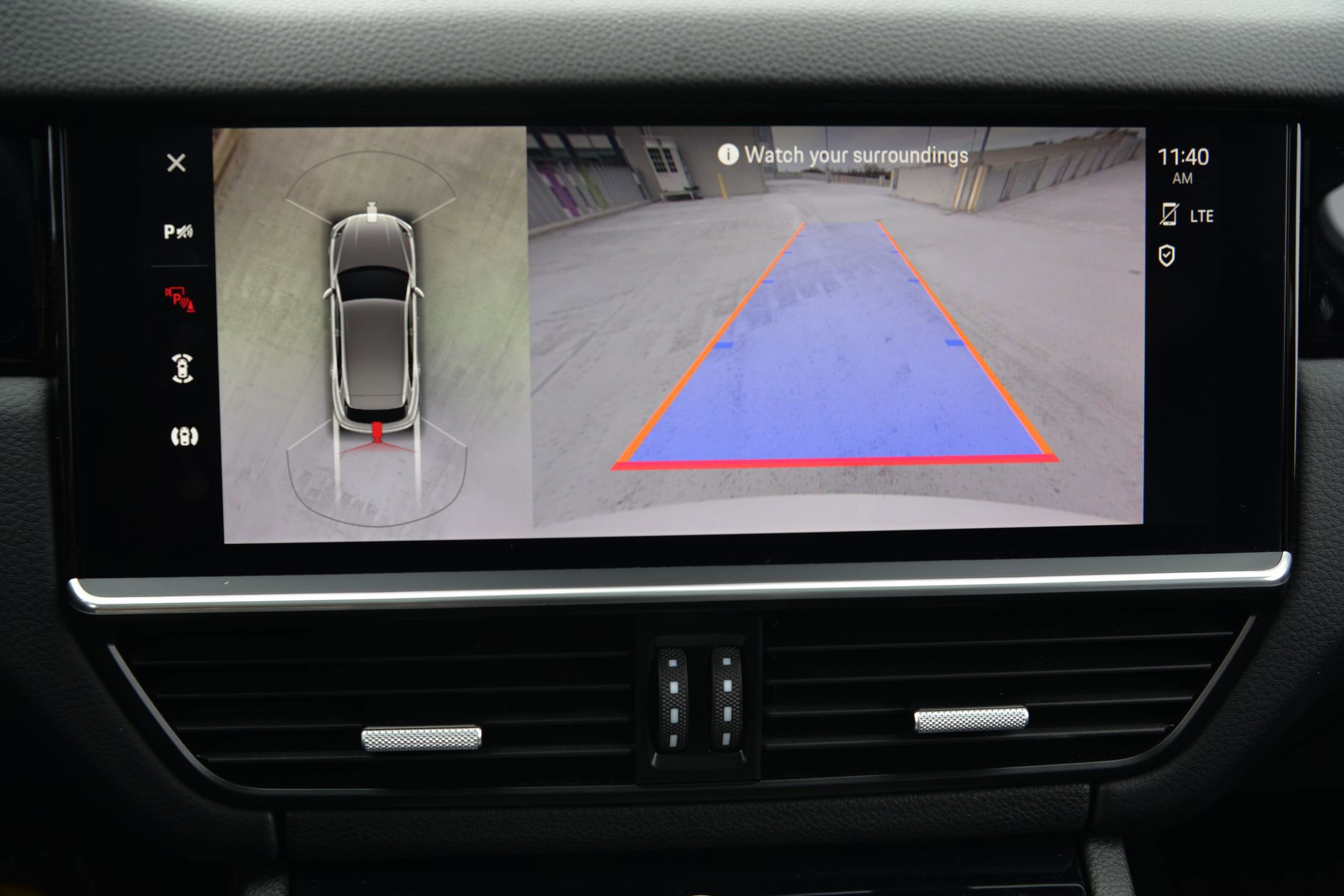 Certified 2022 Porsche Cayenne Platinum Edition image 35