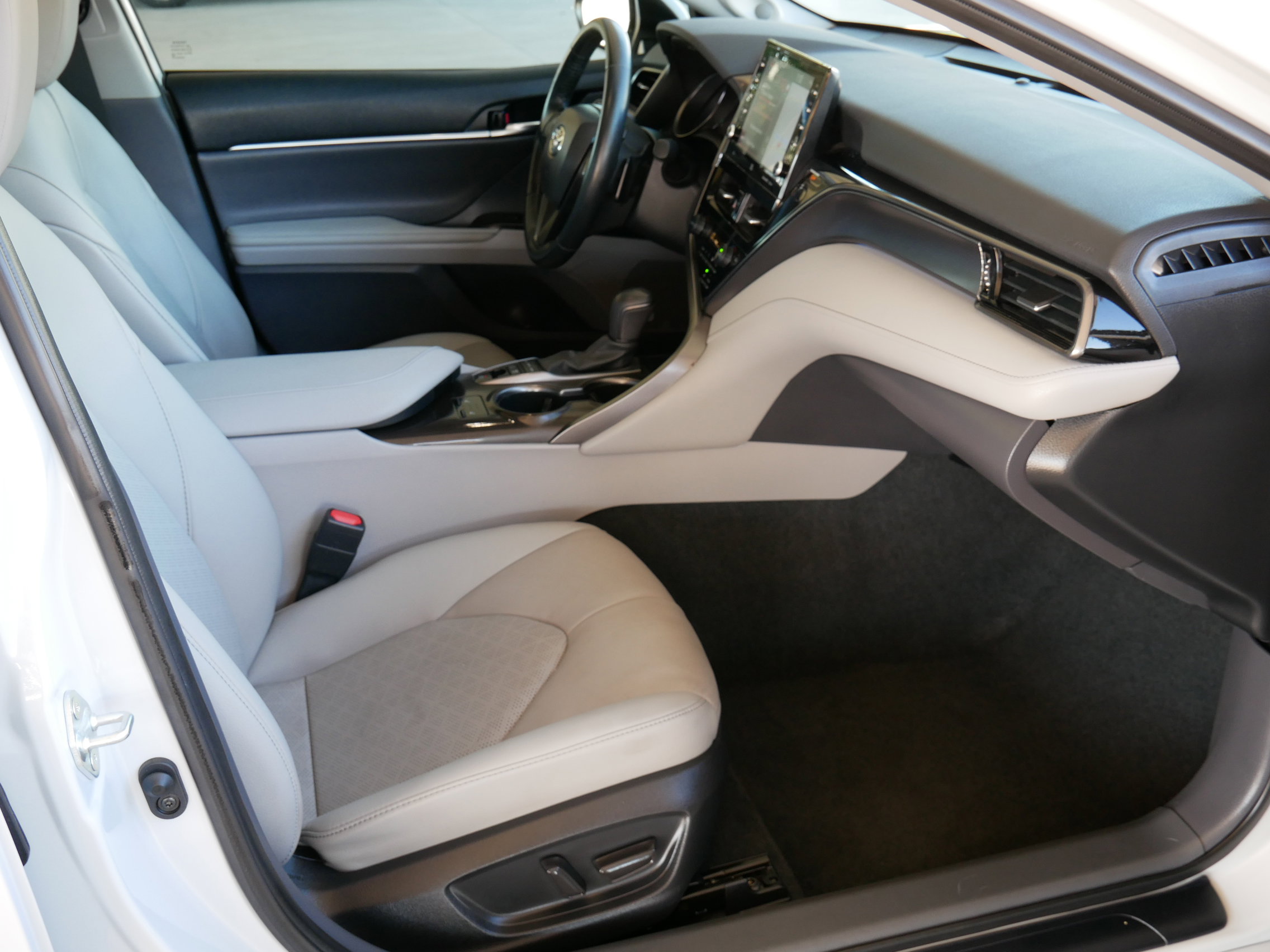 Used 2022 Toyota Camry XSE image 10