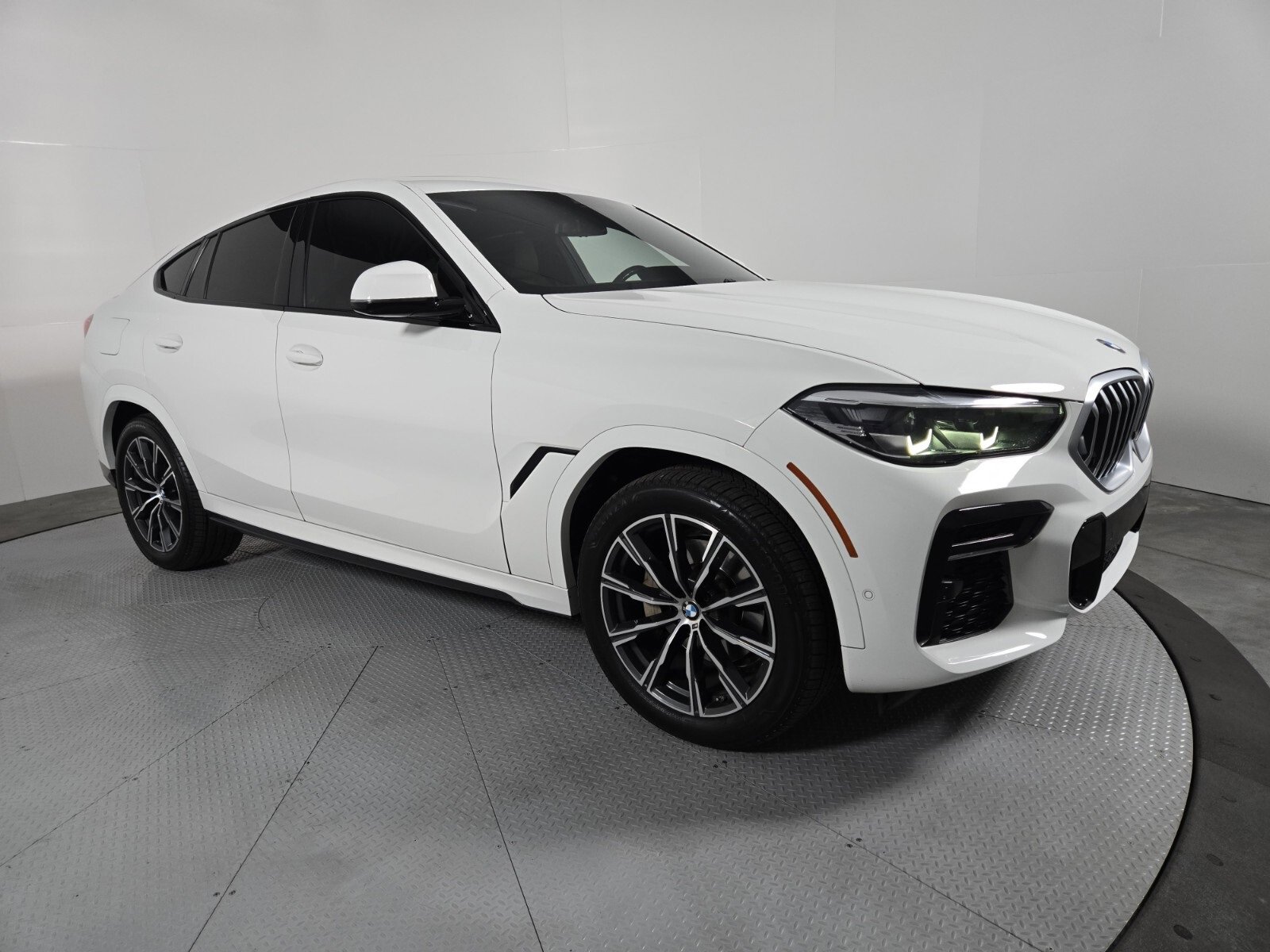 Used 2023 BMW X6 xDrive40i w/ M Sport Package image 3