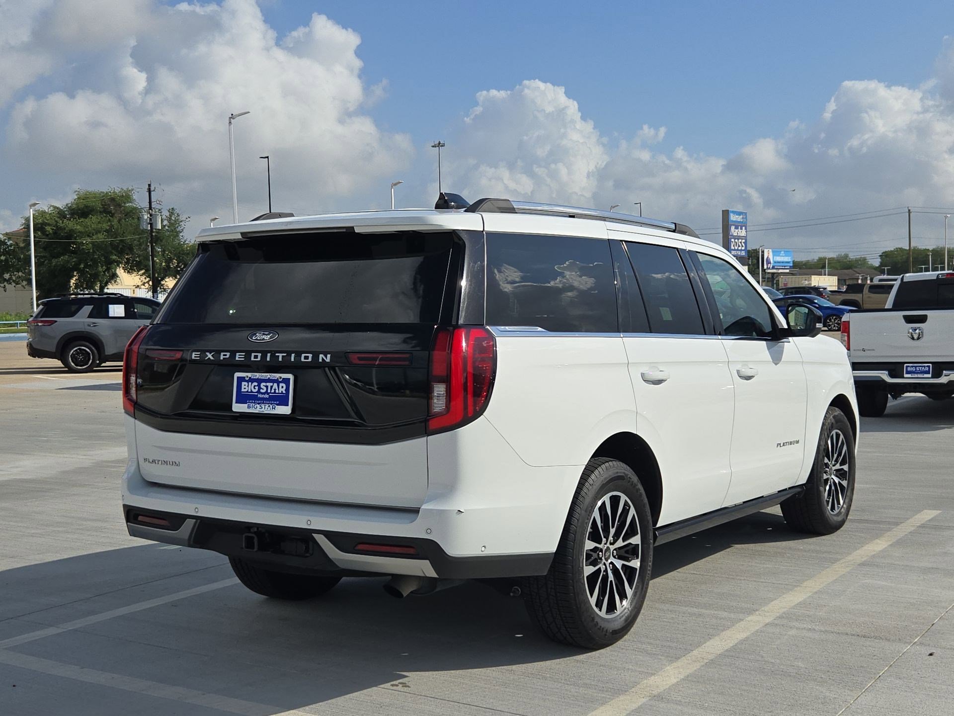 Used 2025 Ford Expedition Platinum image 3