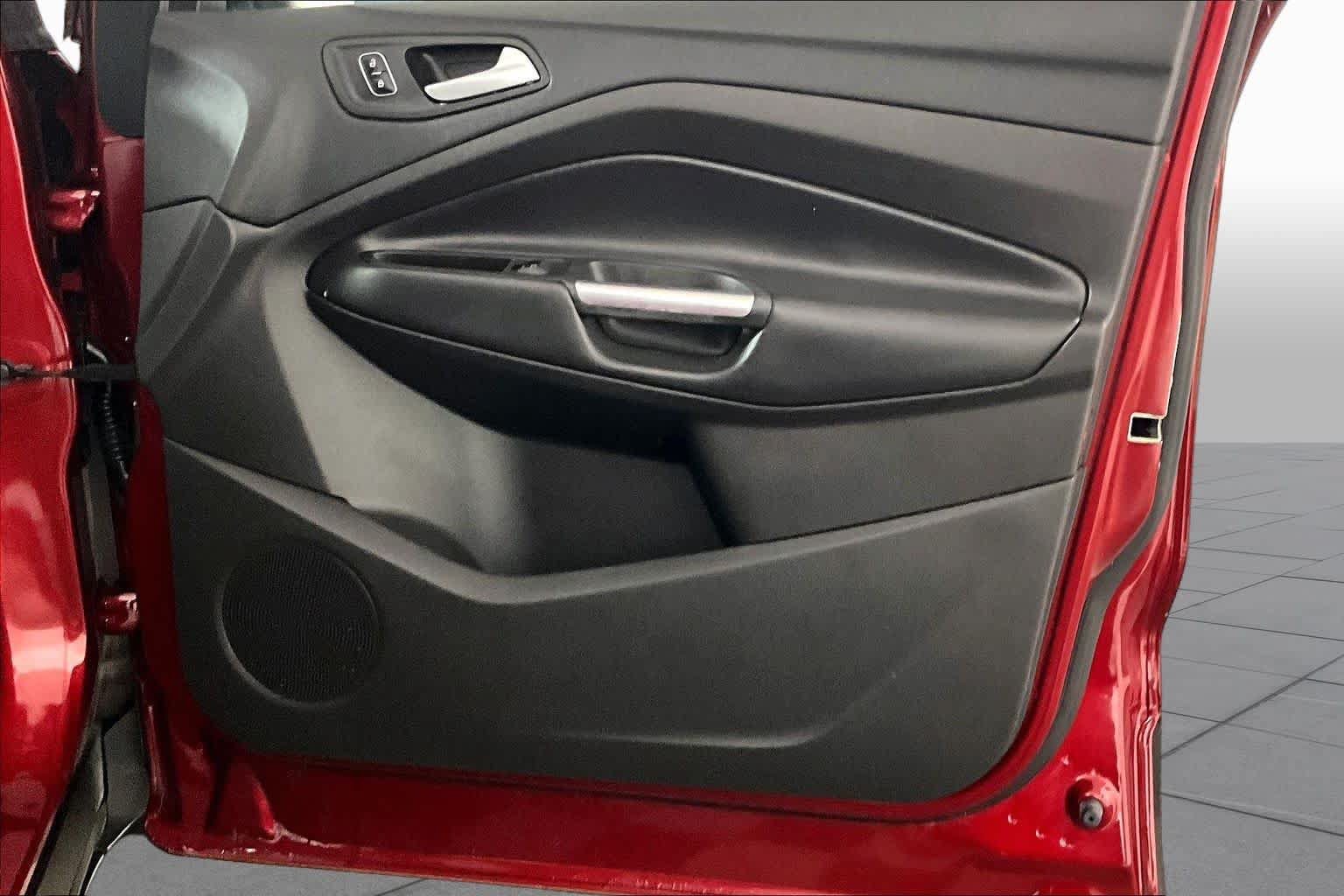 Used 2017 Ford Escape SE w/ Equipment Group 201A FWD image 22