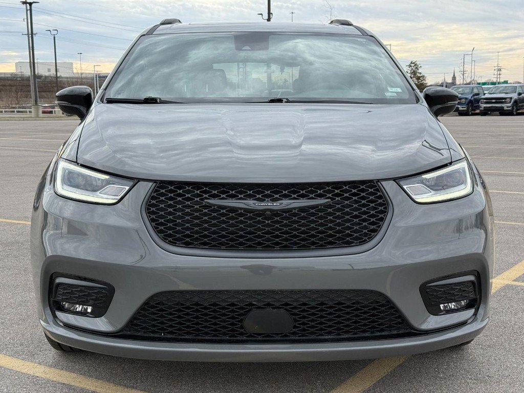 Used 2025 Chrysler Pacifica Limited image 9