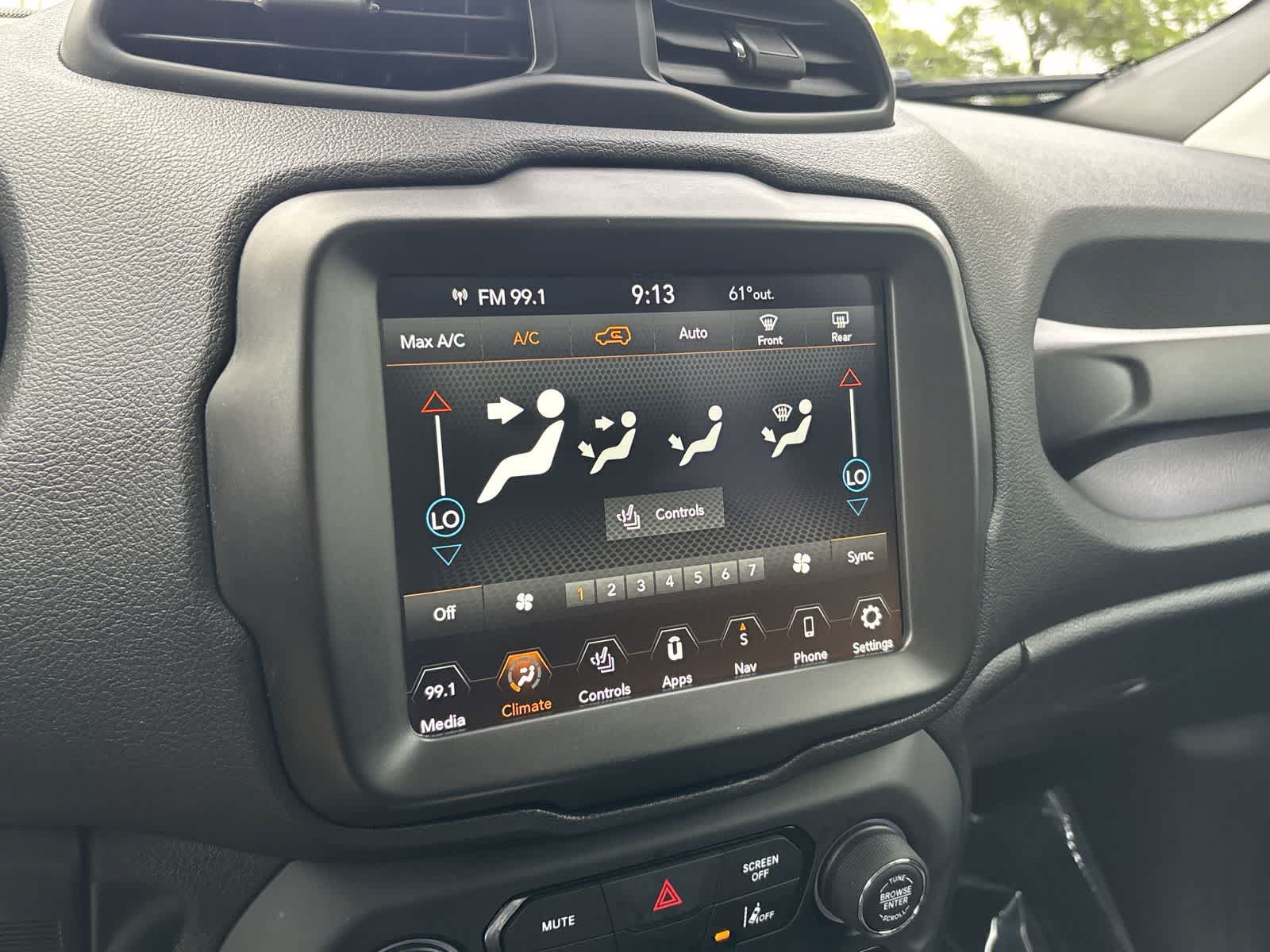 Certified 2022 Jeep Renegade Latitude w/ Convenience Group AWD/4WD image 15