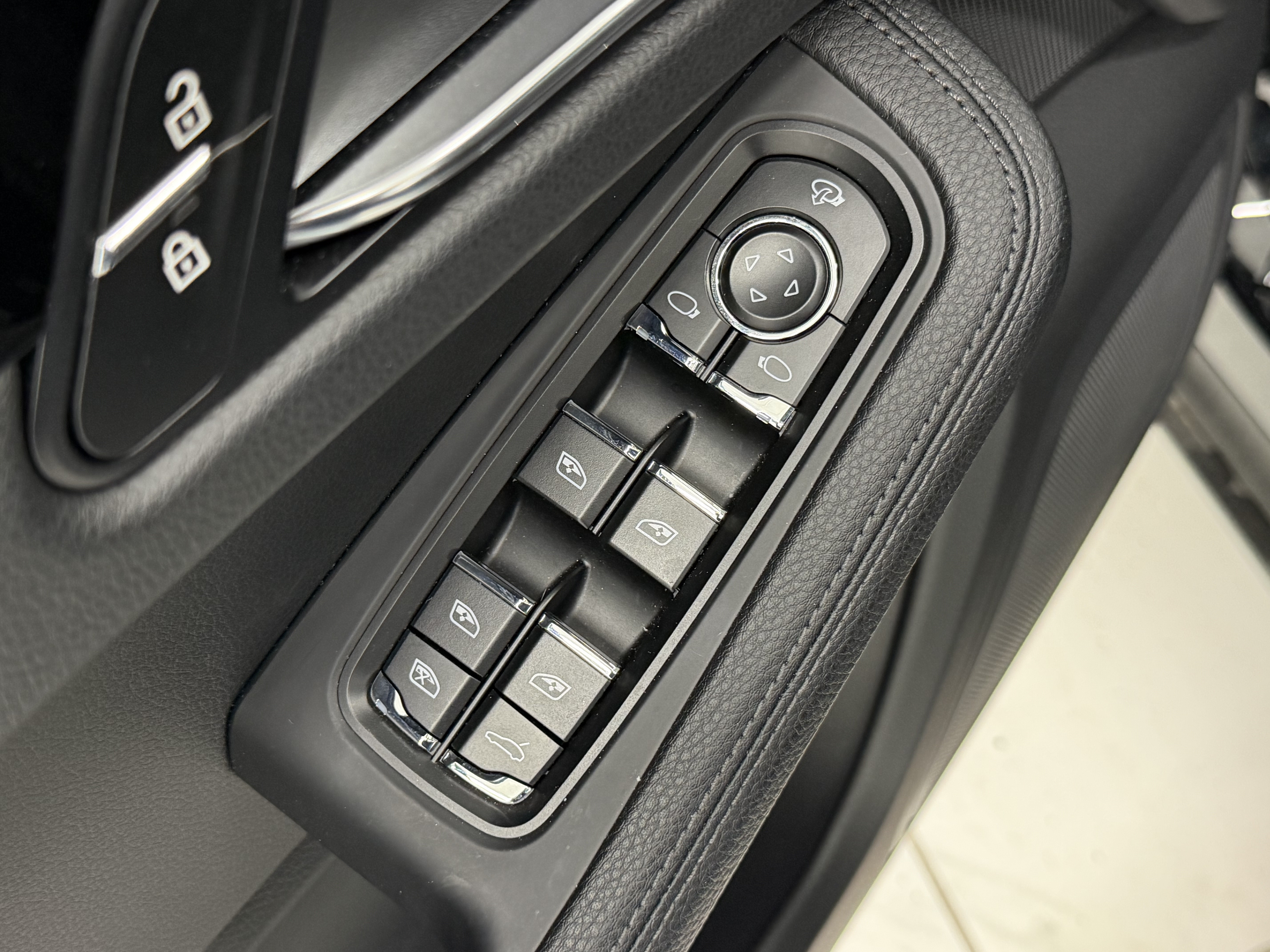 Certified 2025 Porsche Macan AWD/4WD image 28