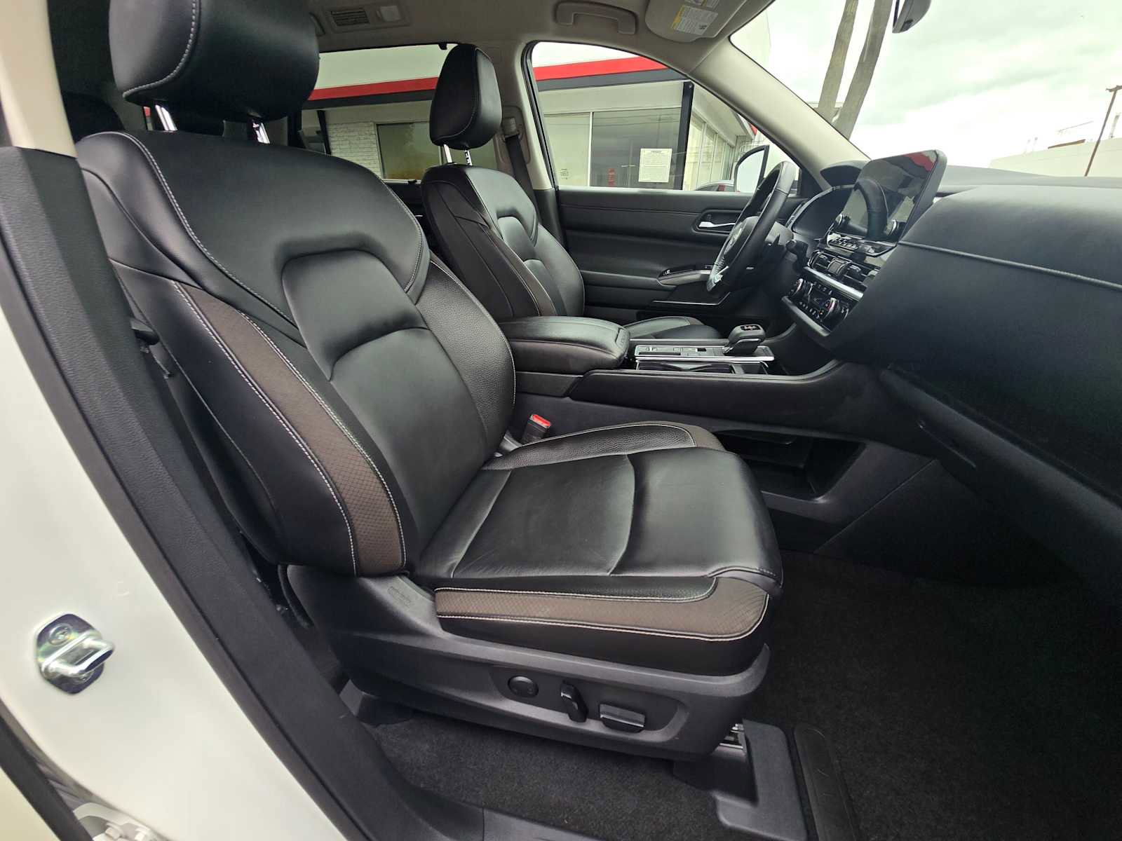 Used 2023 Nissan Pathfinder SL image 11