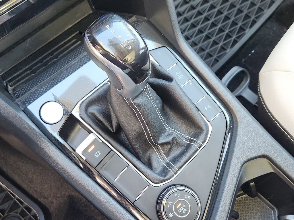 Used 2025 Volkswagen Taos SE image 11