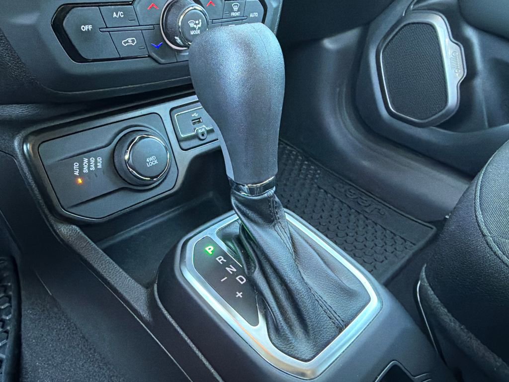 Used 2023 Jeep Renegade Latitude AWD/4WD image 30